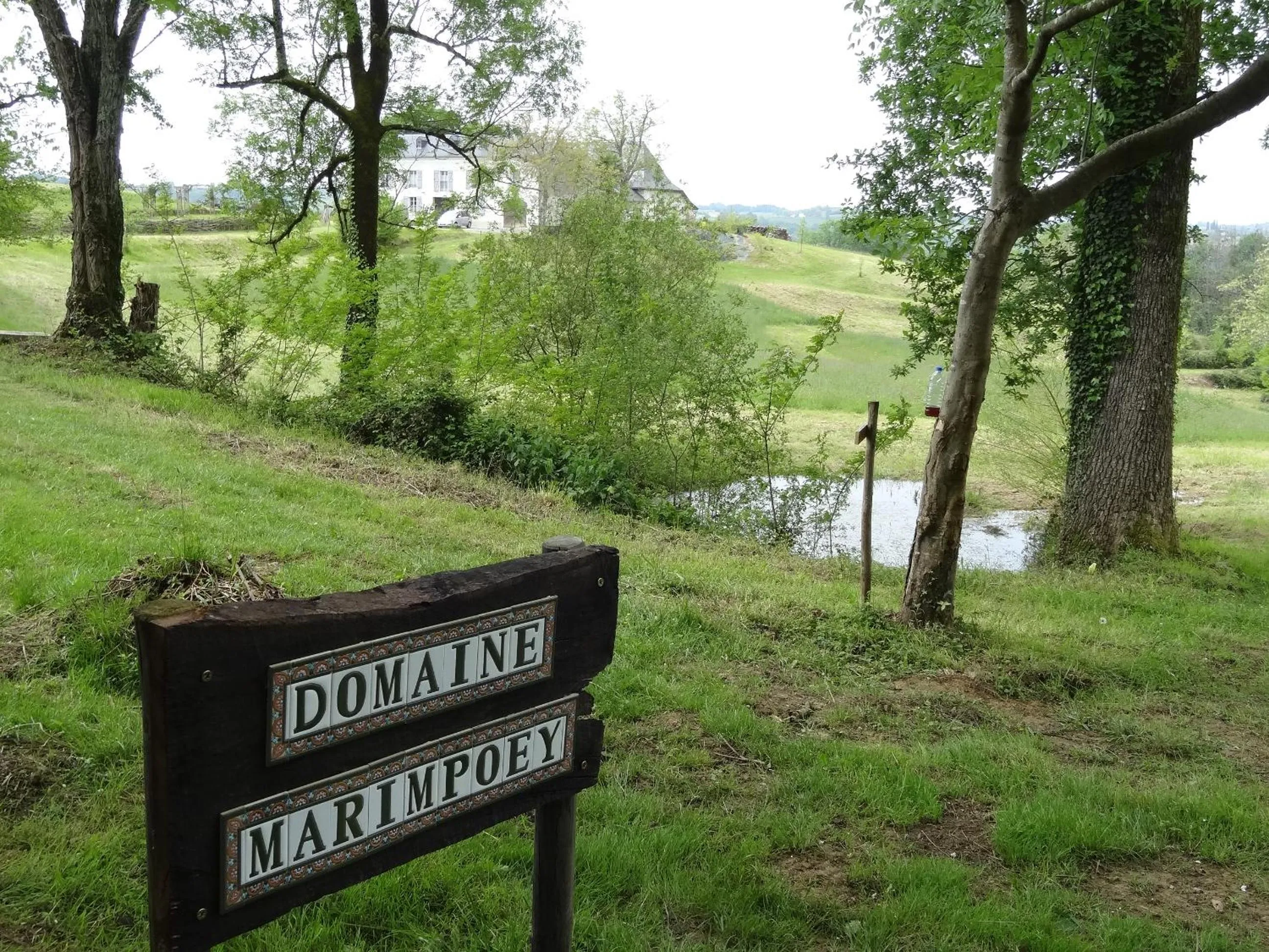 Property logo or sign in Maison d'hôtes Marimpoey