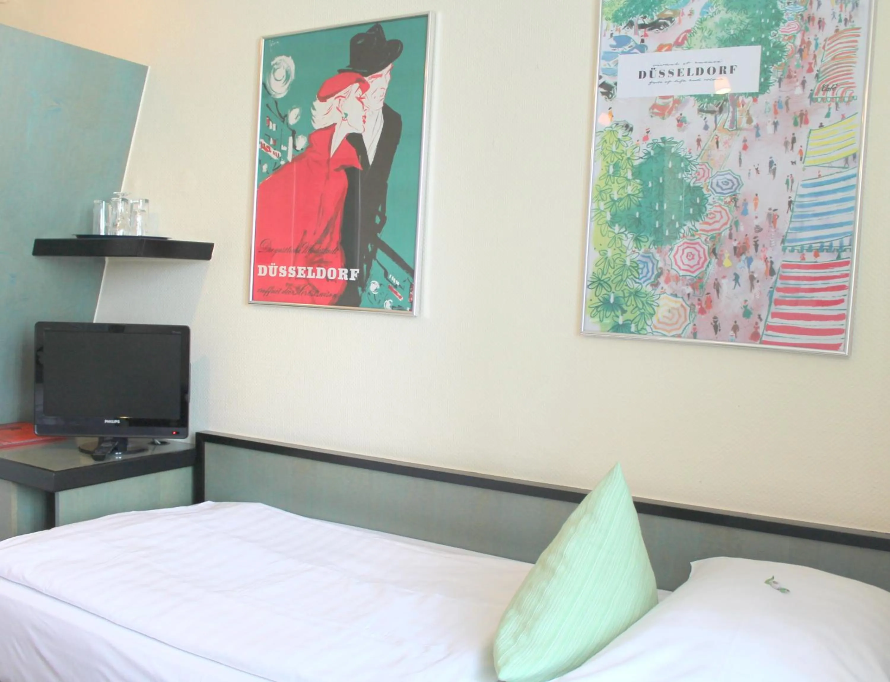 Bedroom, TV/Entertainment Center in Monopol Hotel