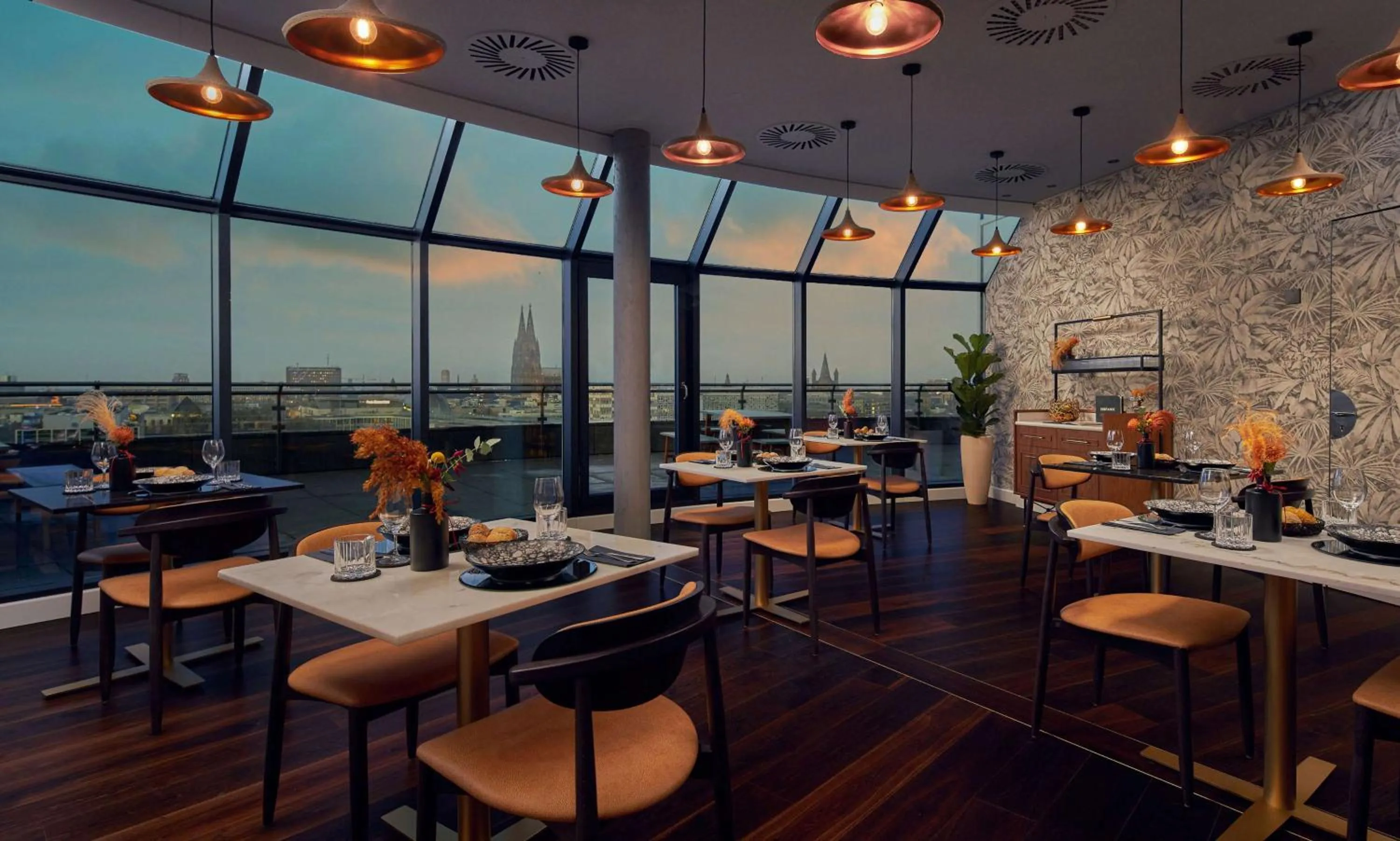 Restaurant/places to eat in Wasserturm Hotel Cologne, Curio Collection by Hilton