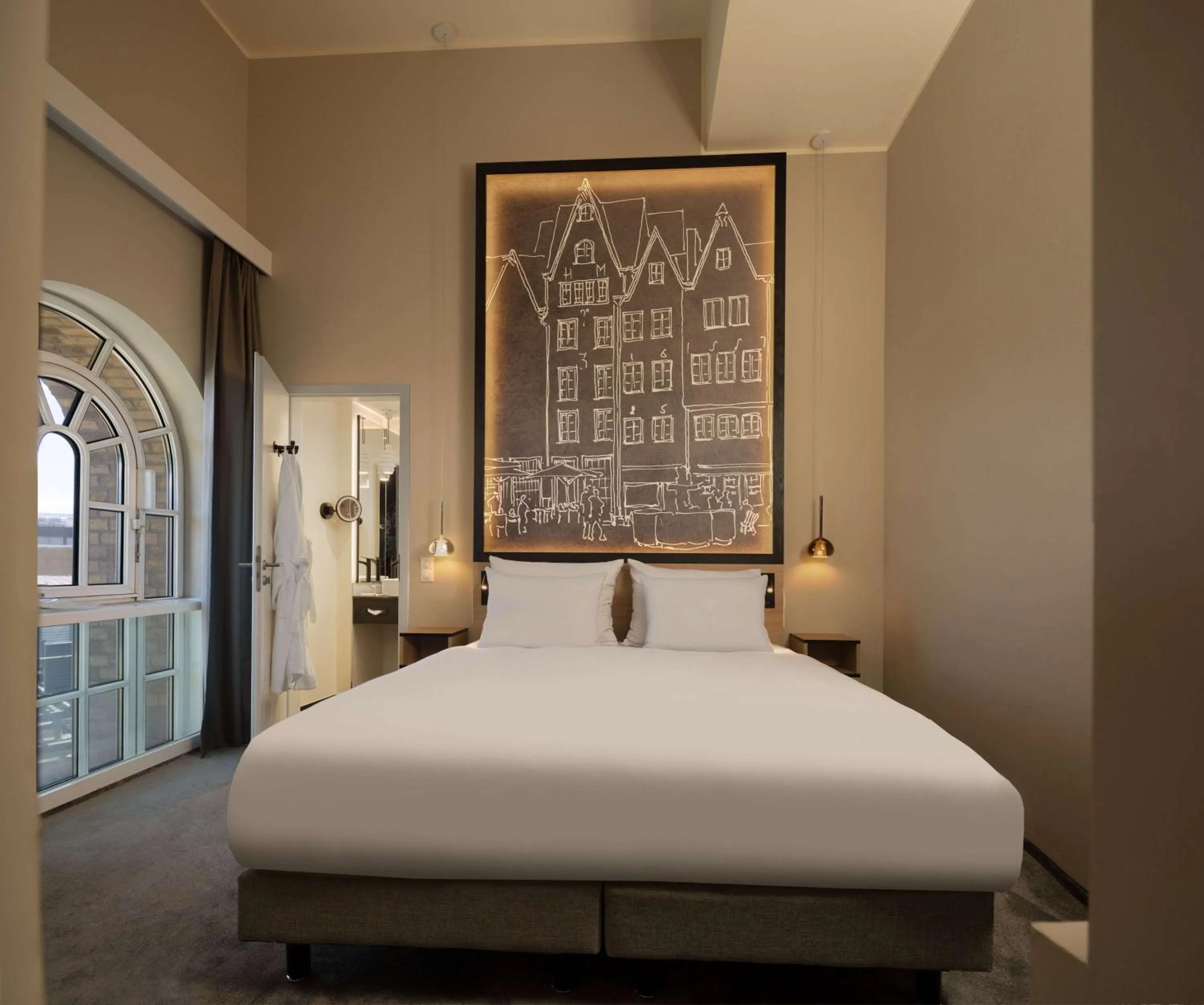 Bed in Wasserturm Hotel Cologne, Curio Collection by Hilton