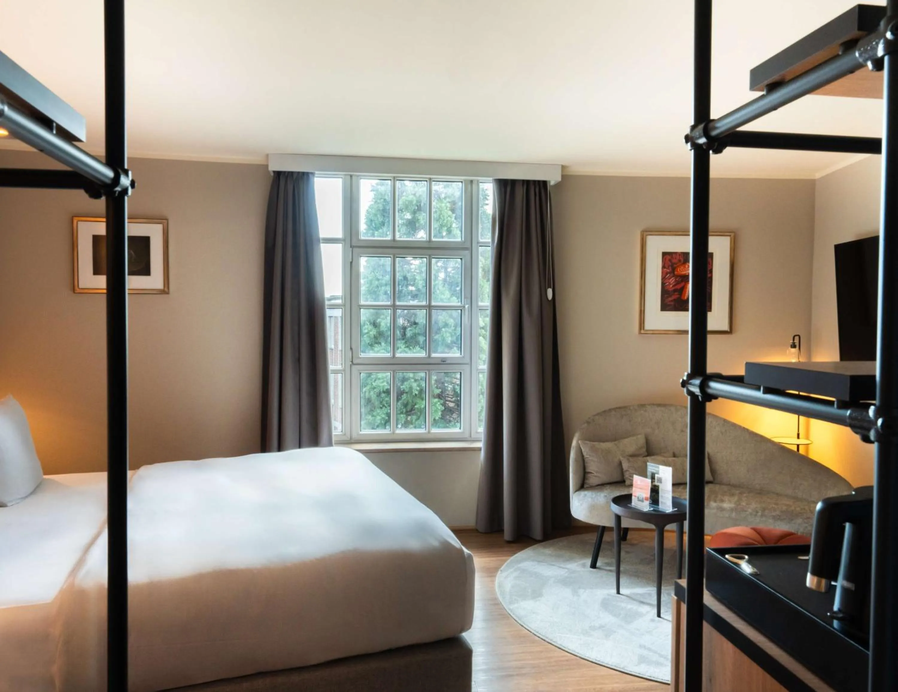 Bed in Wasserturm Hotel Cologne, Curio Collection by Hilton