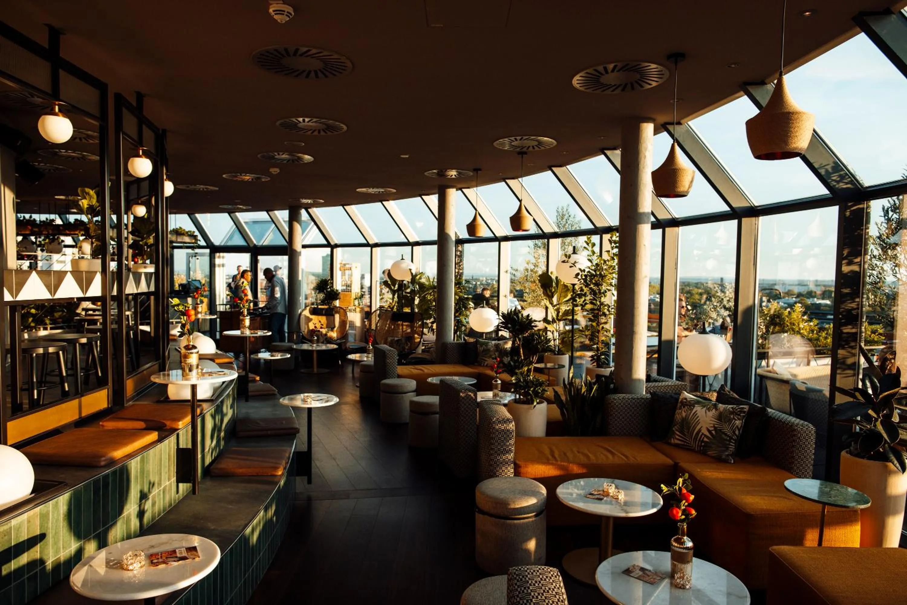 Restaurant/places to eat in Wasserturm Hotel Cologne, Curio Collection by Hilton