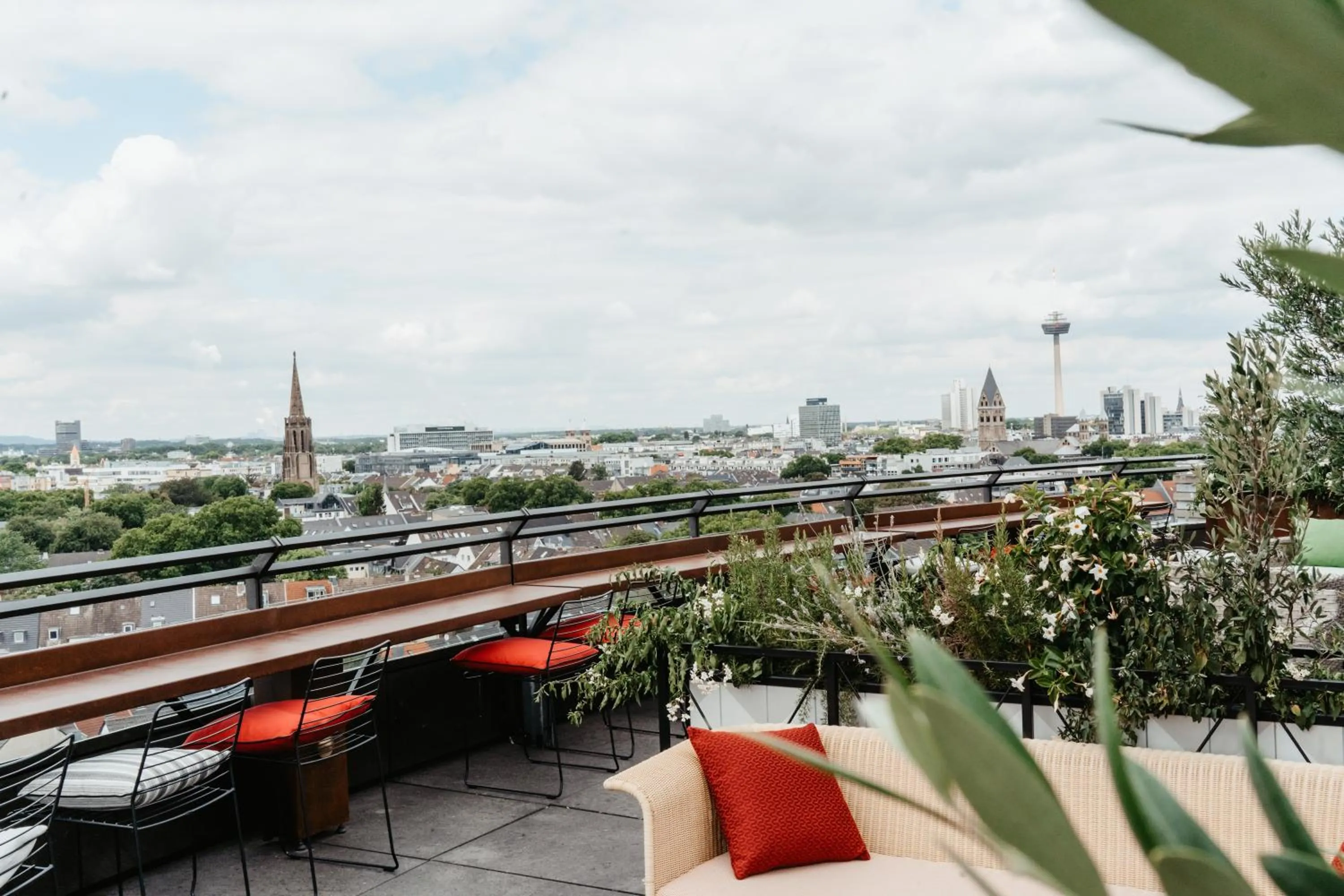 Restaurant/places to eat in Wasserturm Hotel Cologne, Curio Collection by Hilton