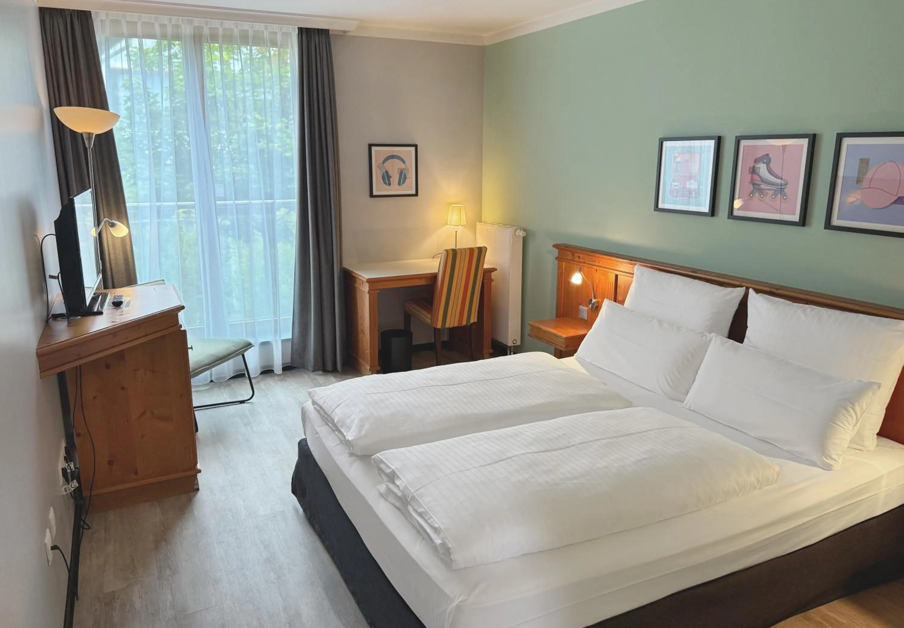 TV and multimedia, Bed in Garner Hotel Munich - Messe by IHG