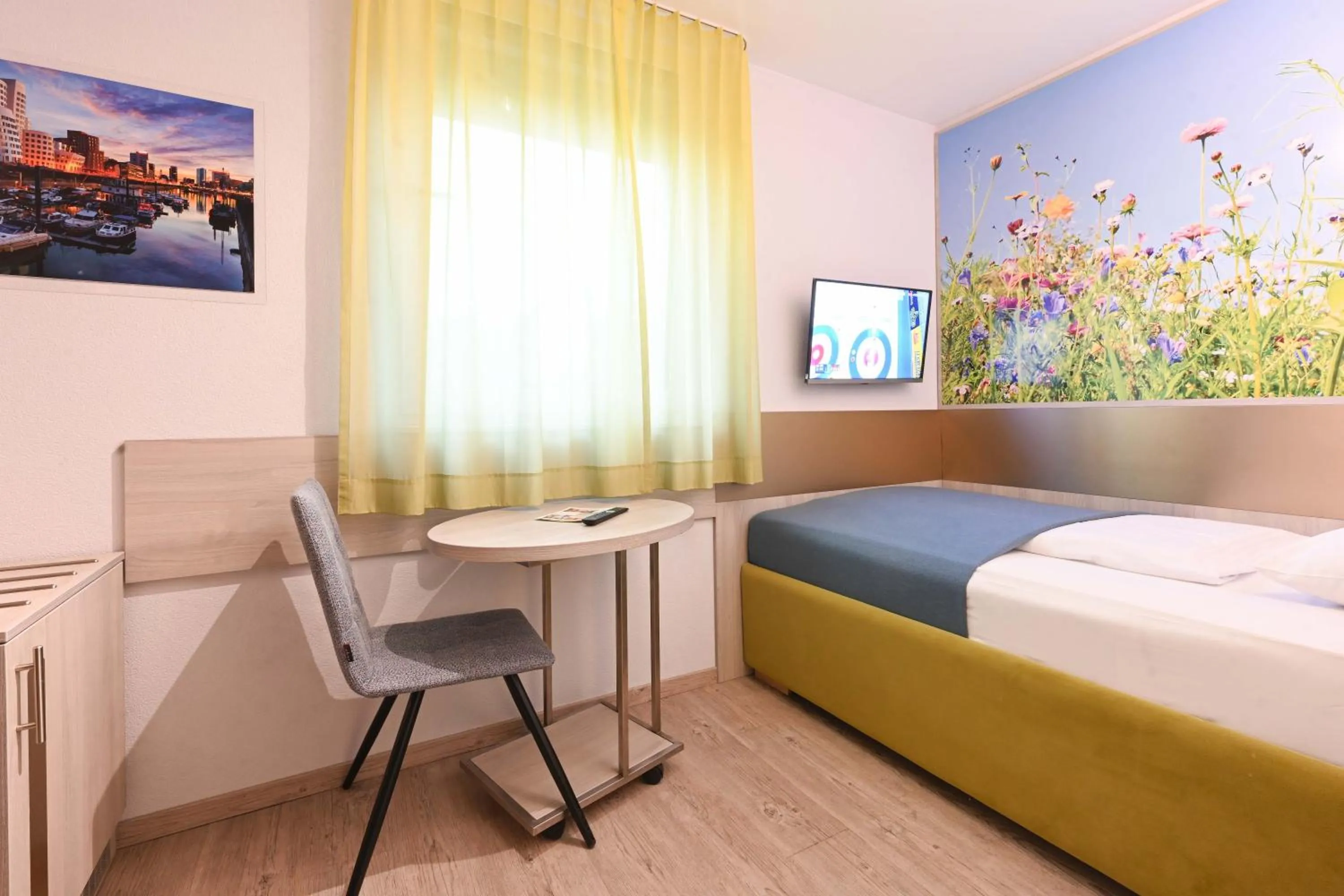 Photo of the whole room, Bed in HOTEL Am Spichernplatz