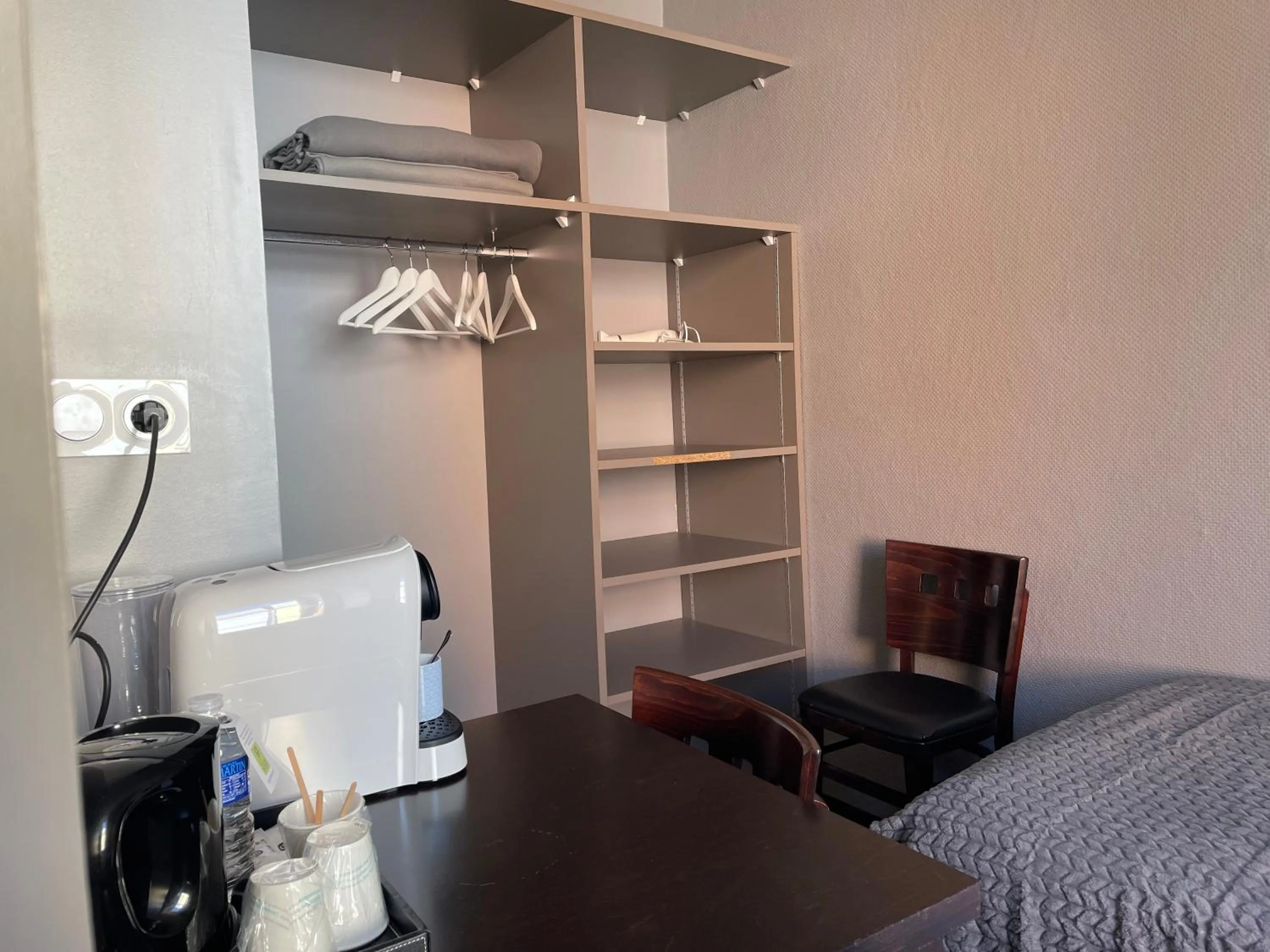 Coffee/tea facilities, Bed in Logis Hôtel Castel de Mirambel