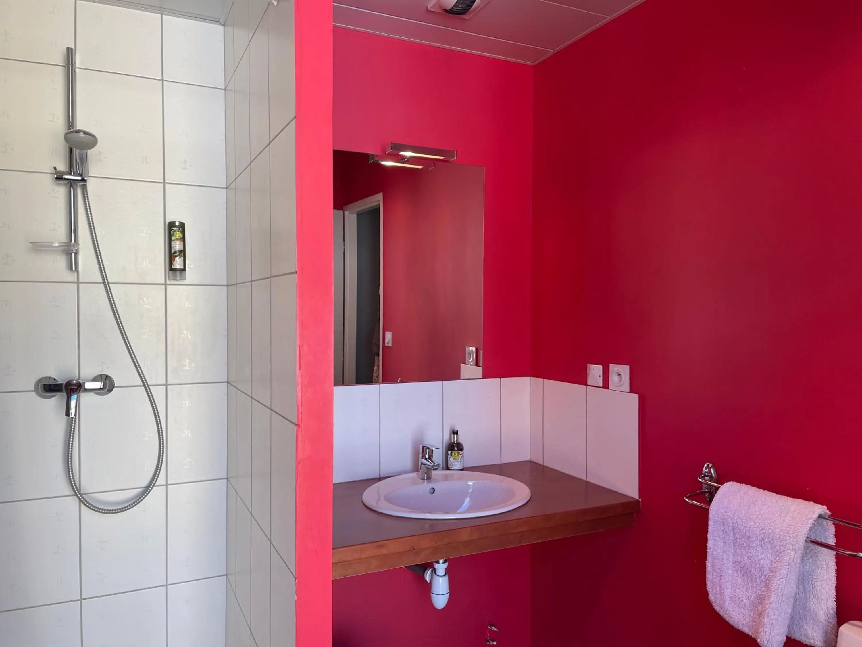 Bathroom in Logis Hôtel Castel de Mirambel