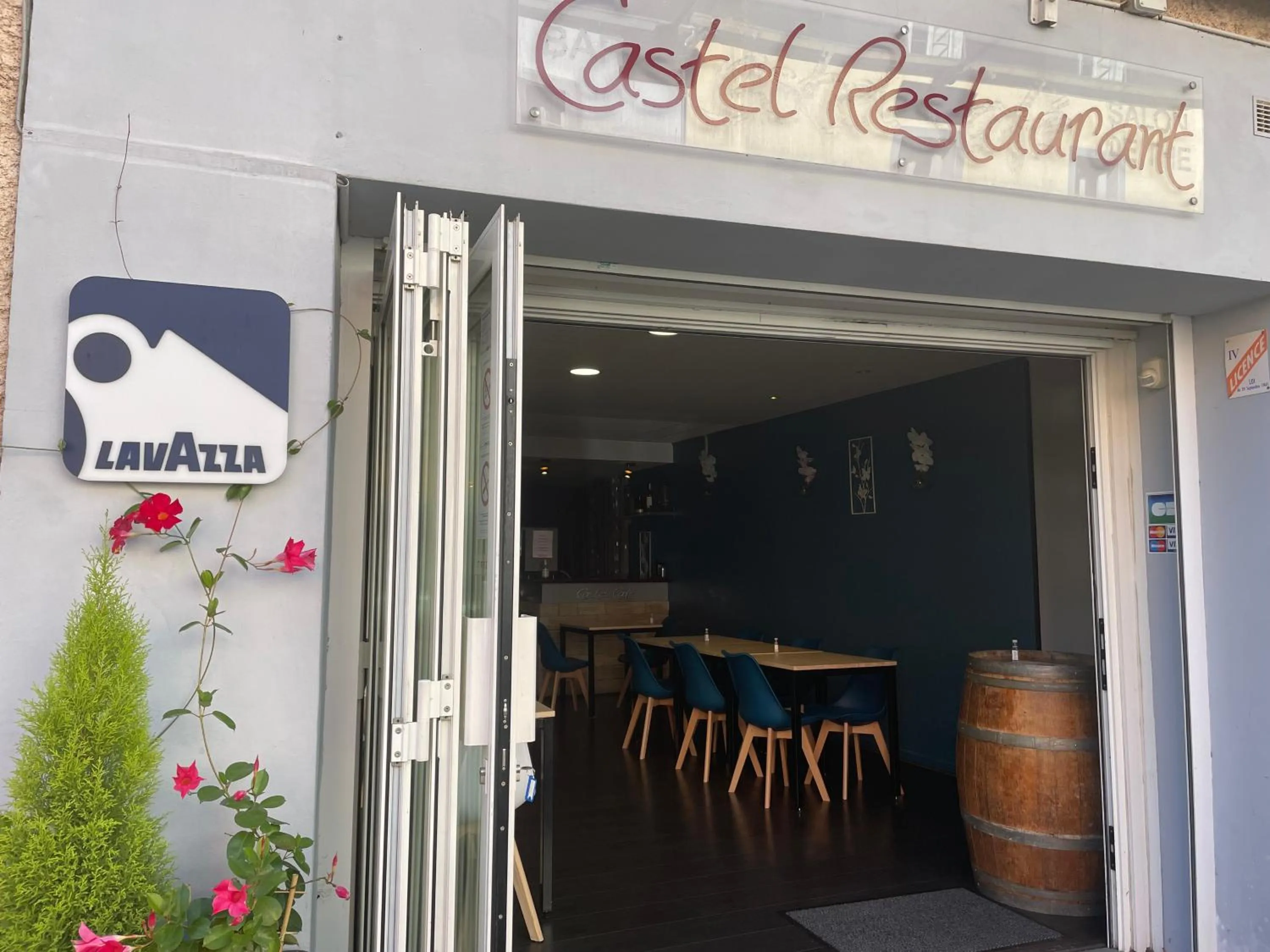 Restaurant/places to eat in Logis Hôtel Castel de Mirambel