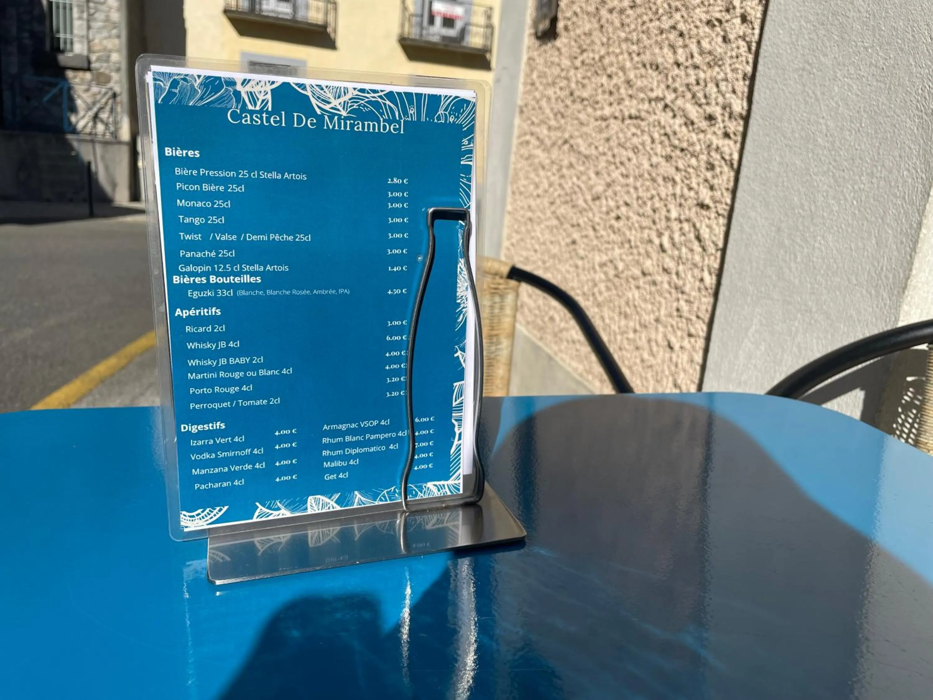 Lounge or bar in Logis Hôtel Castel de Mirambel