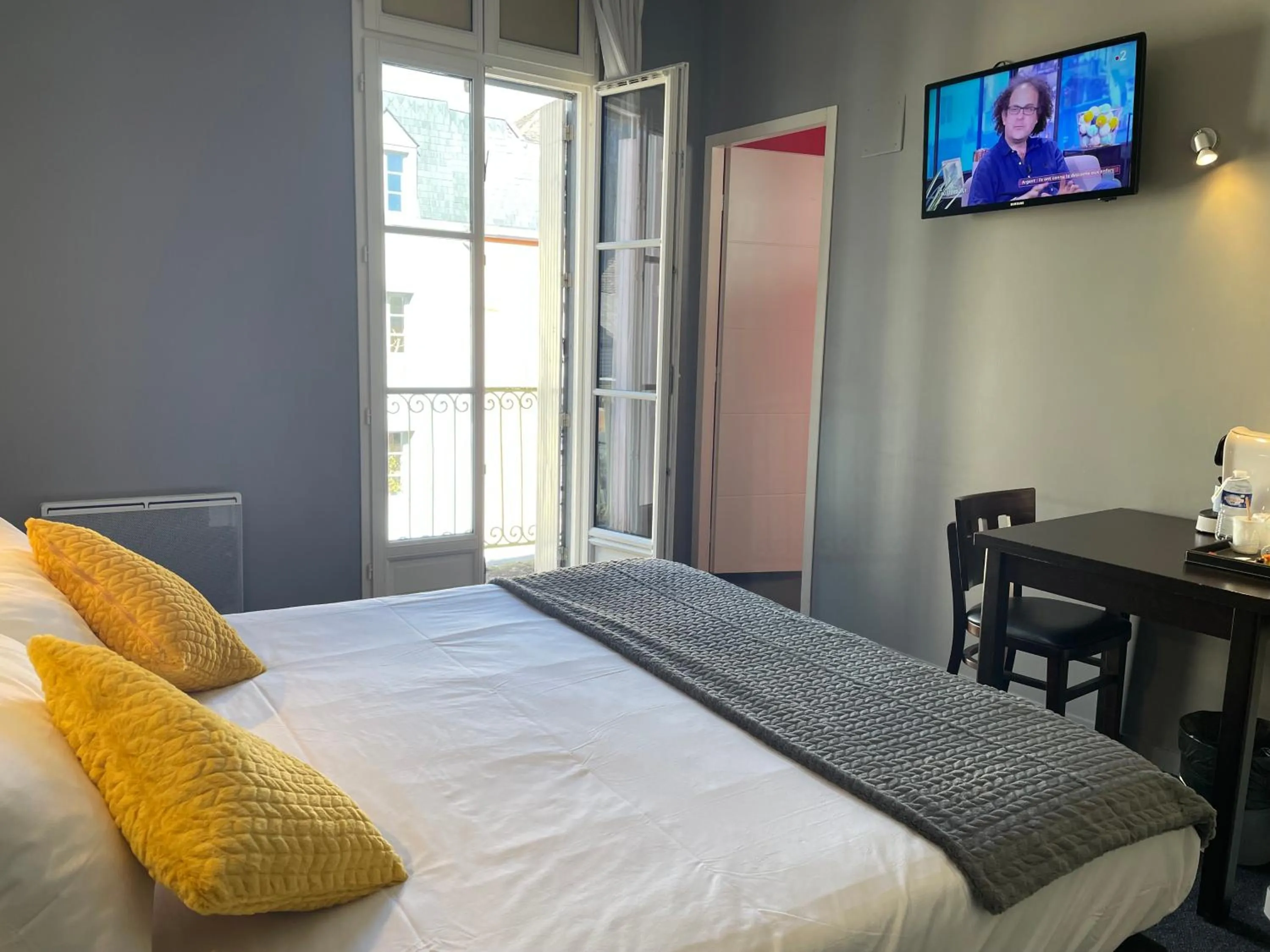 Bed in Logis Hôtel Castel de Mirambel