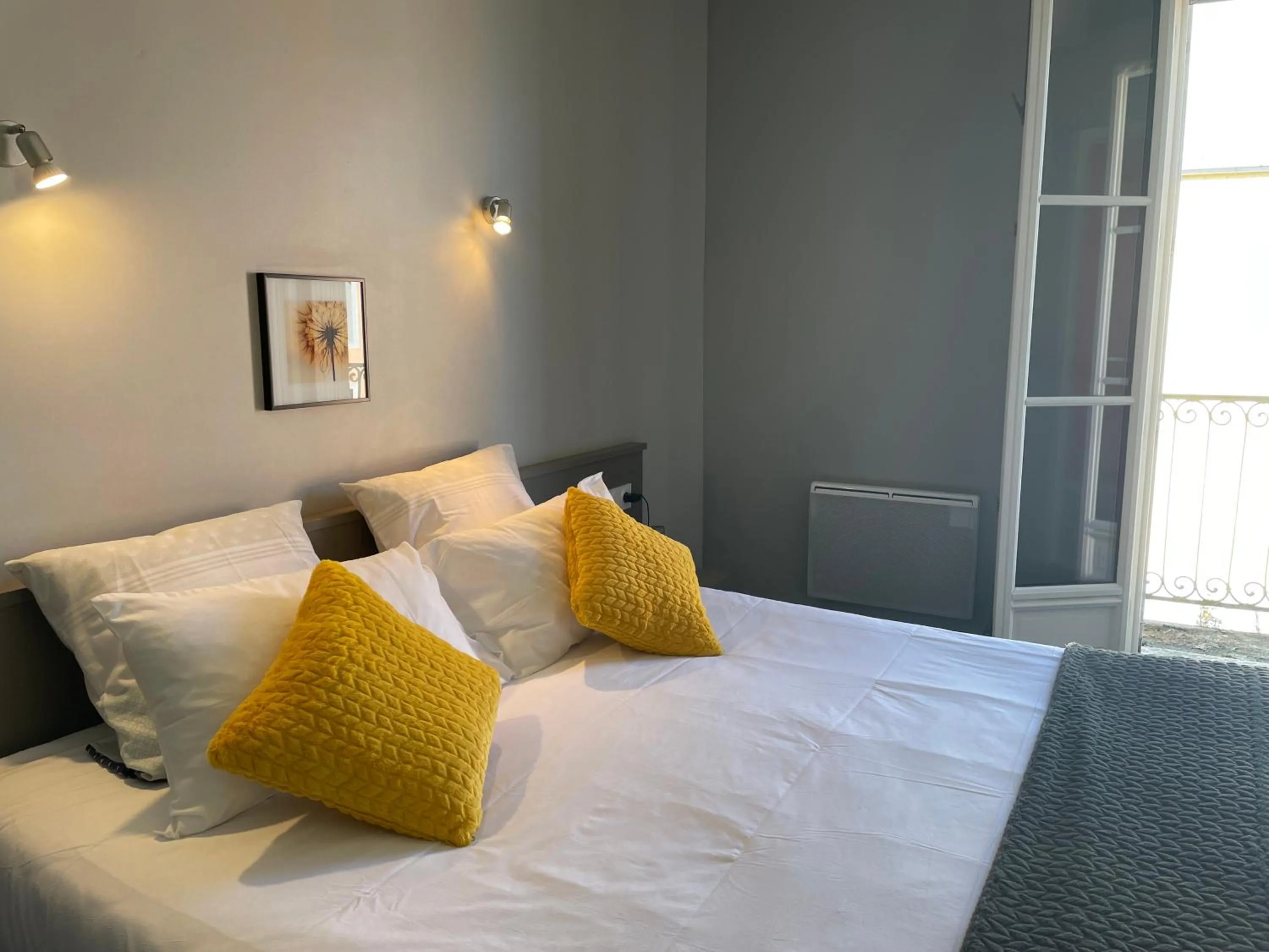 Bed in Logis Hôtel Castel de Mirambel