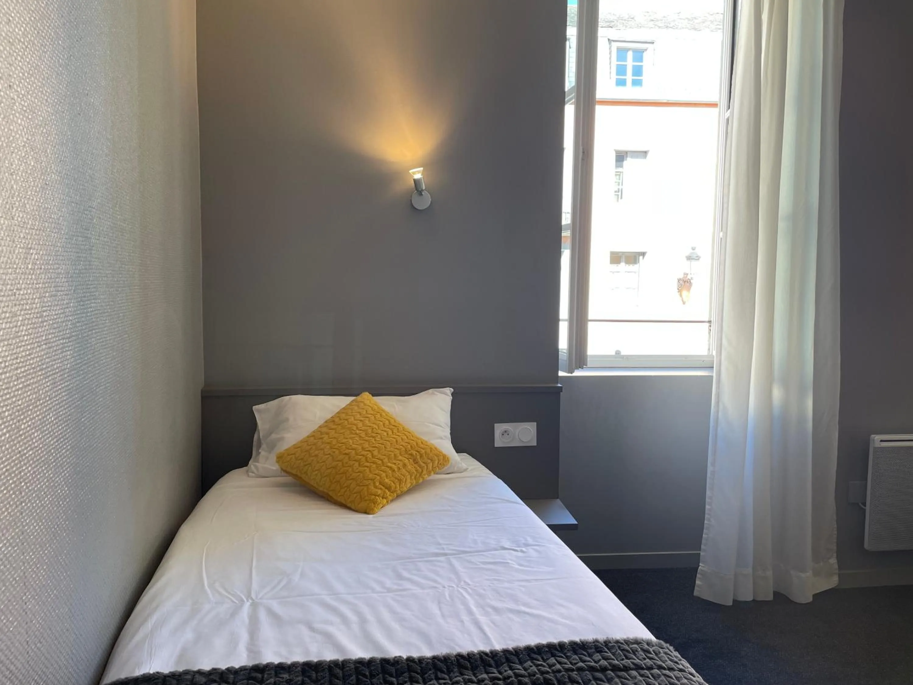 Bed in Logis Hôtel Castel de Mirambel