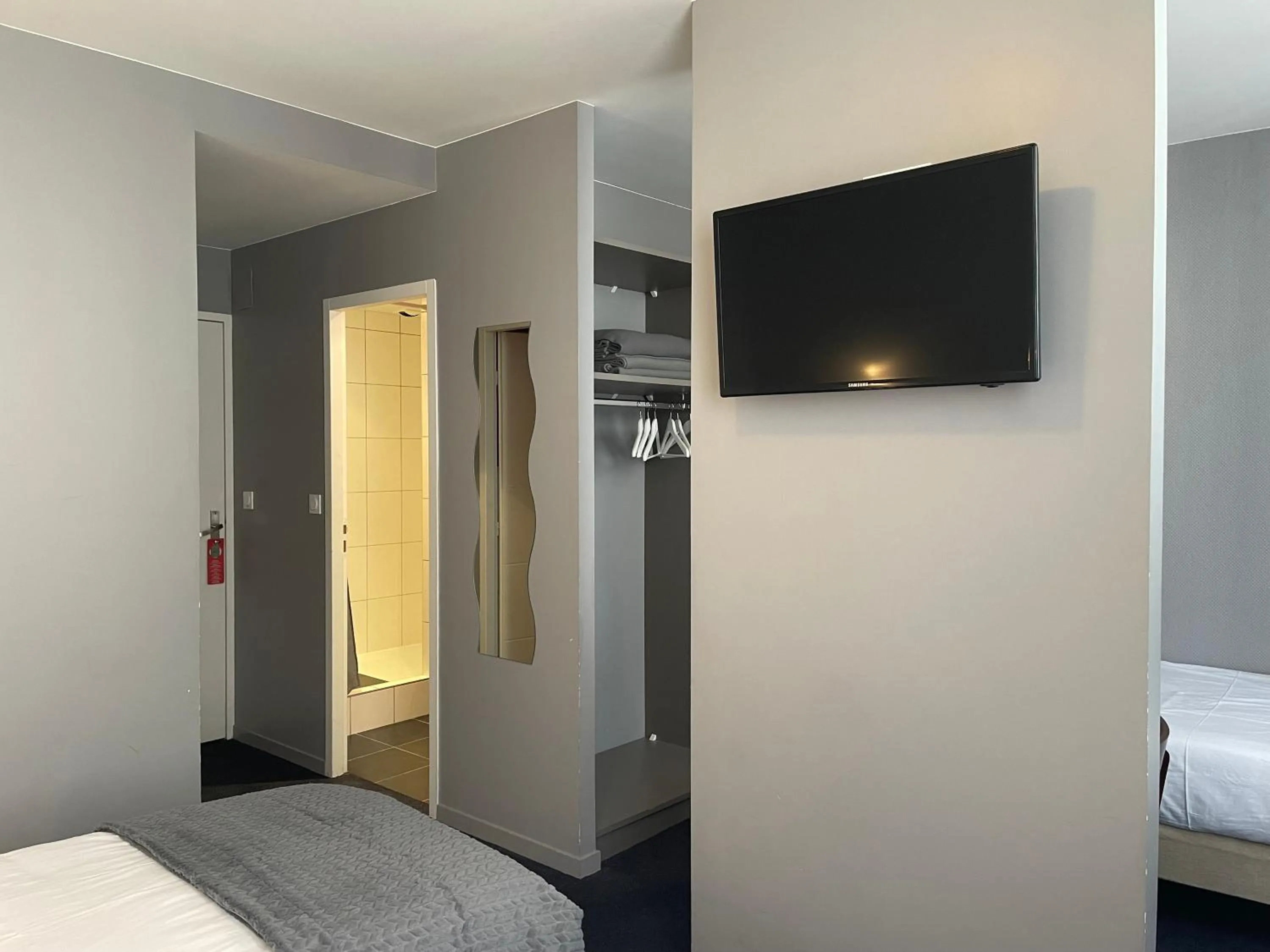 Bed in Logis Hôtel Castel de Mirambel