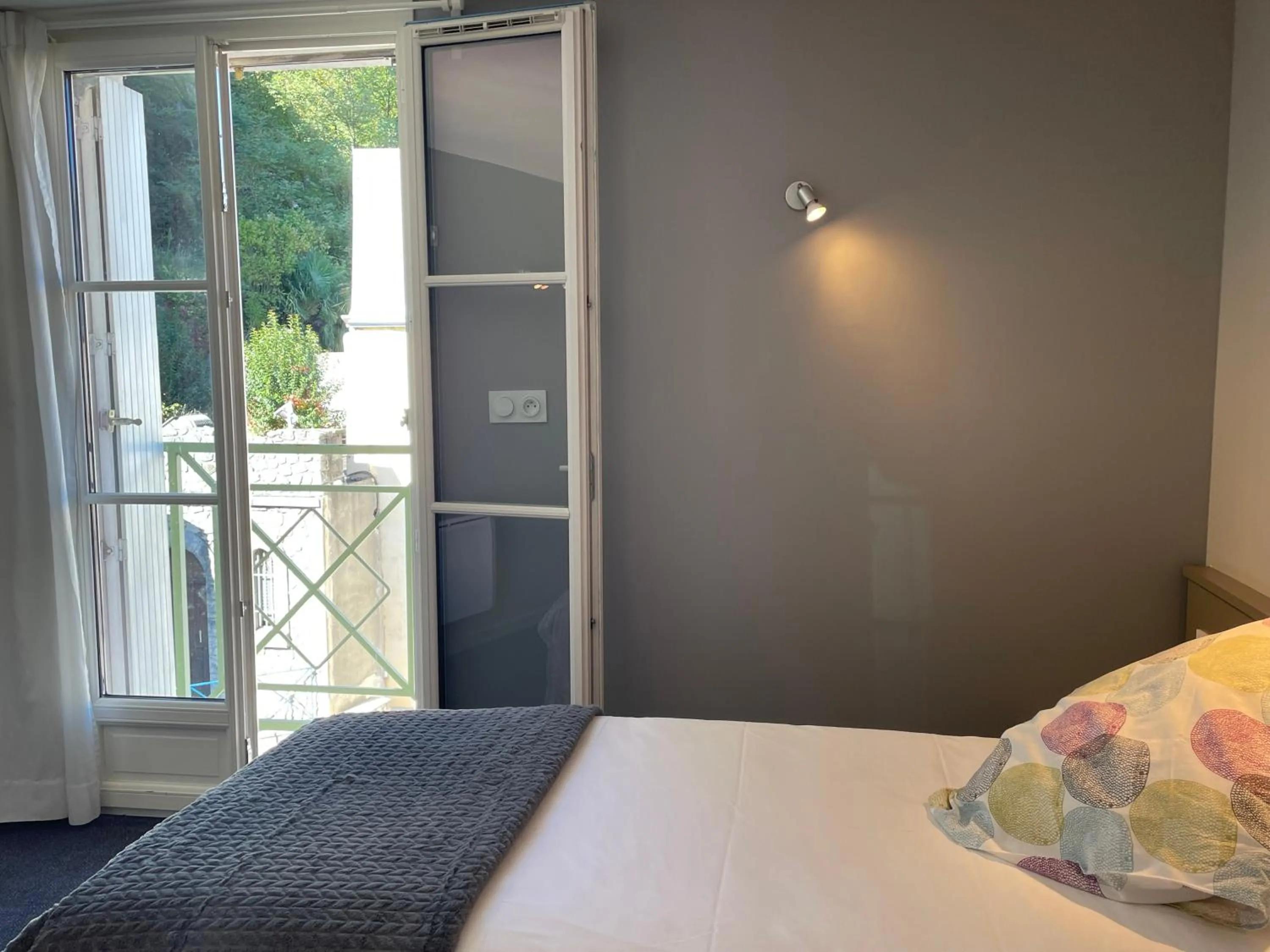 Bed in Logis Hôtel Castel de Mirambel