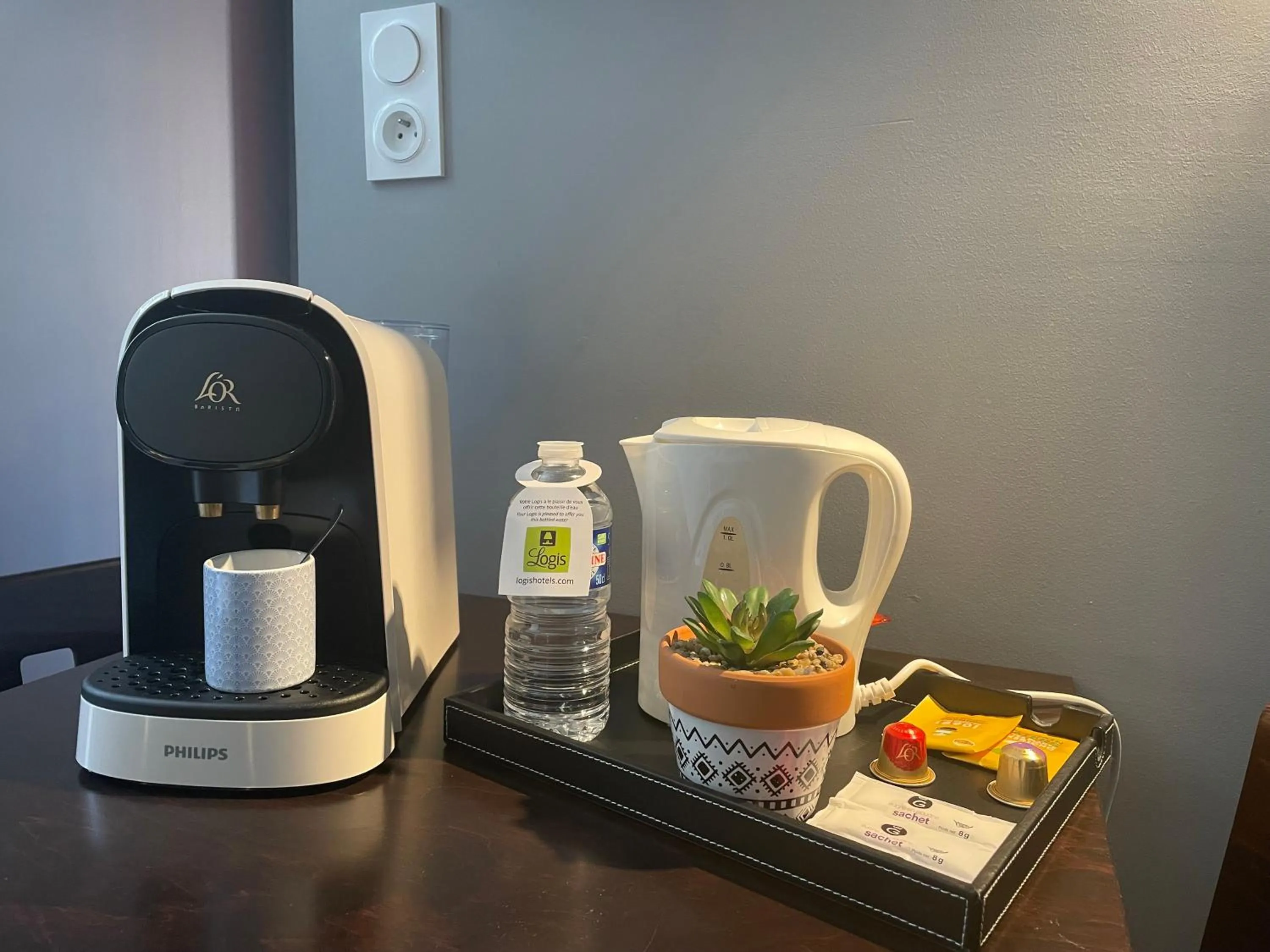 Coffee/tea facilities in Logis Hôtel Castel de Mirambel