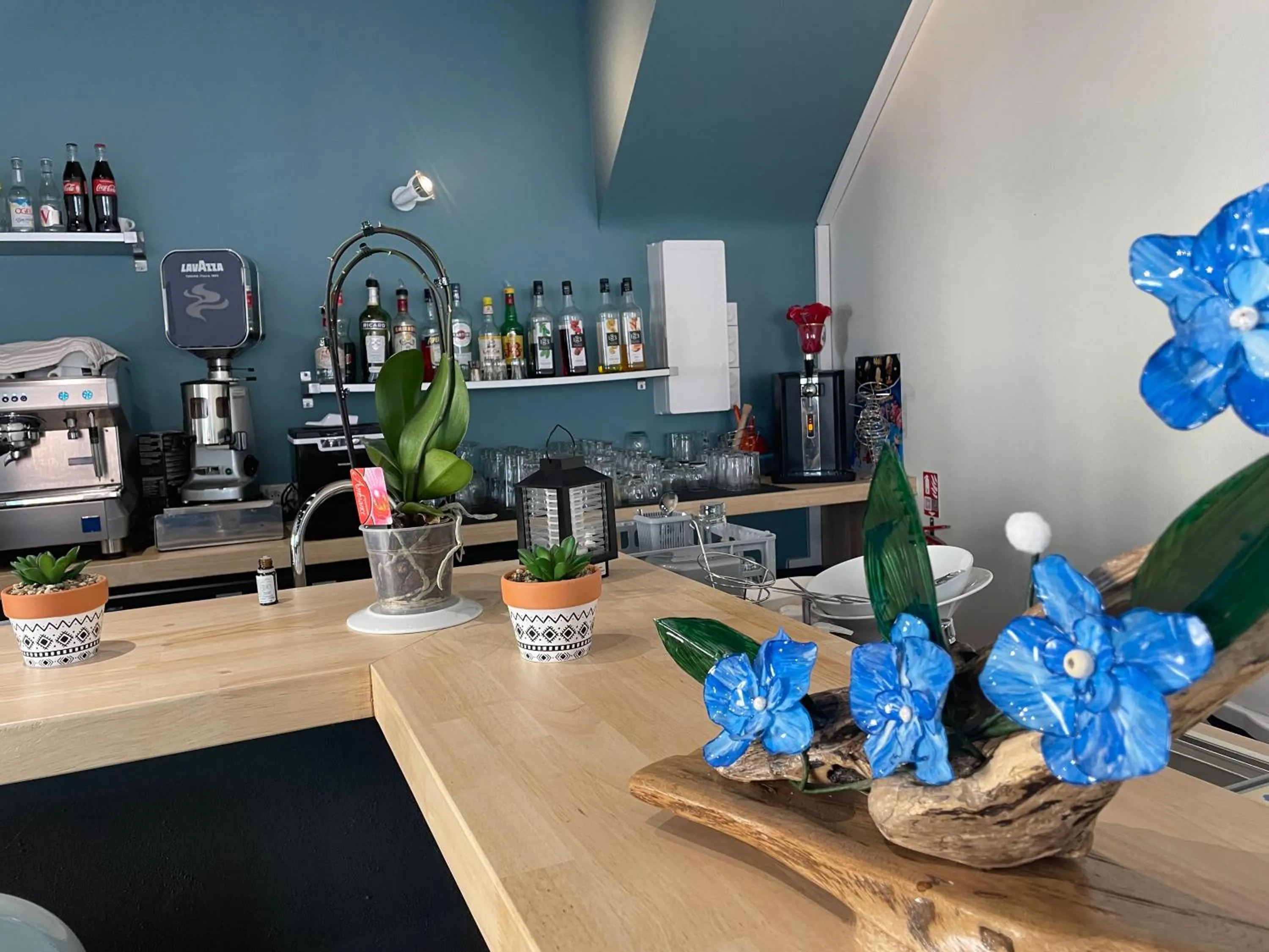 Lounge or bar in Logis Hôtel Castel de Mirambel