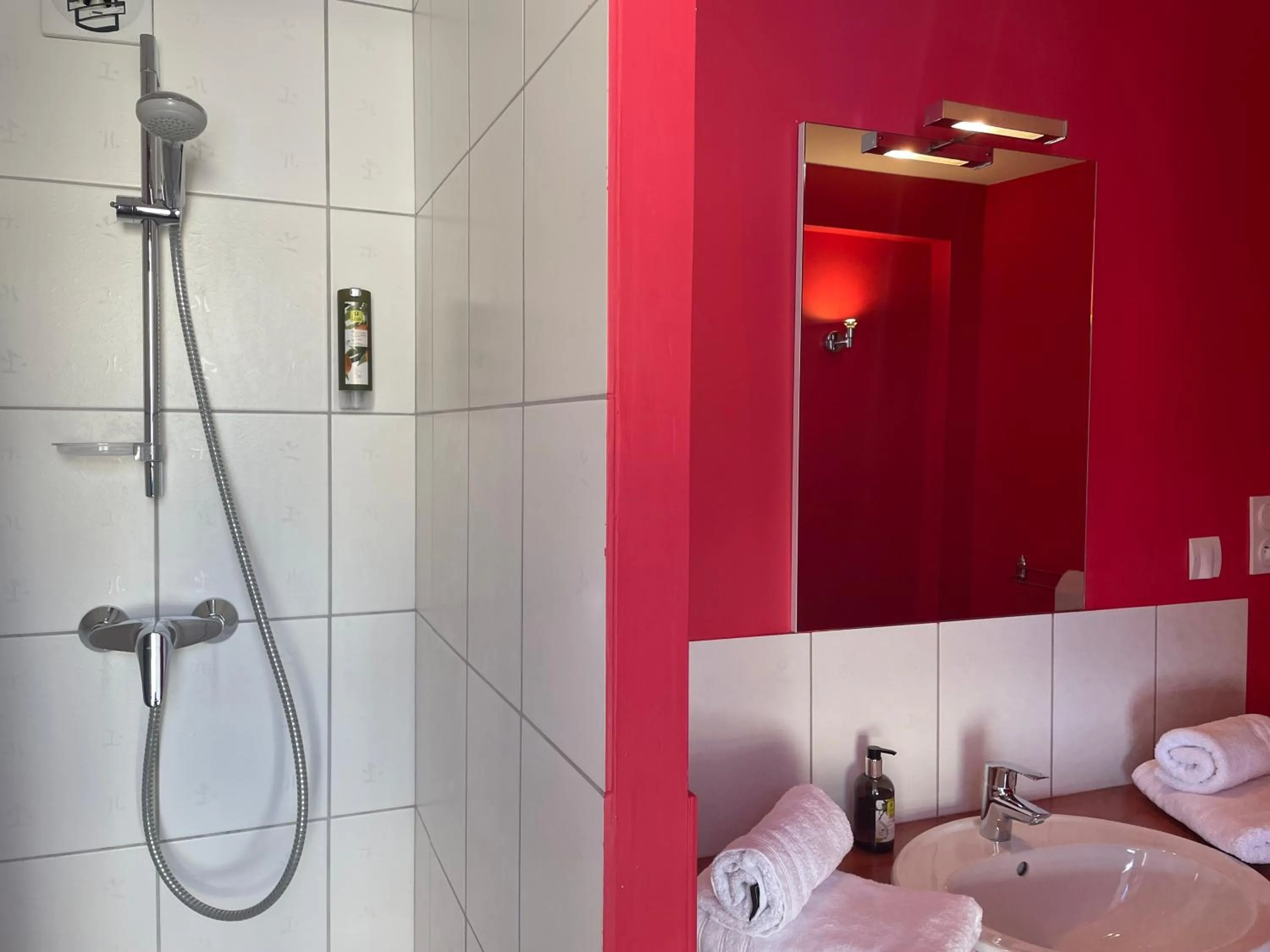 Bathroom in Logis Hôtel Castel de Mirambel