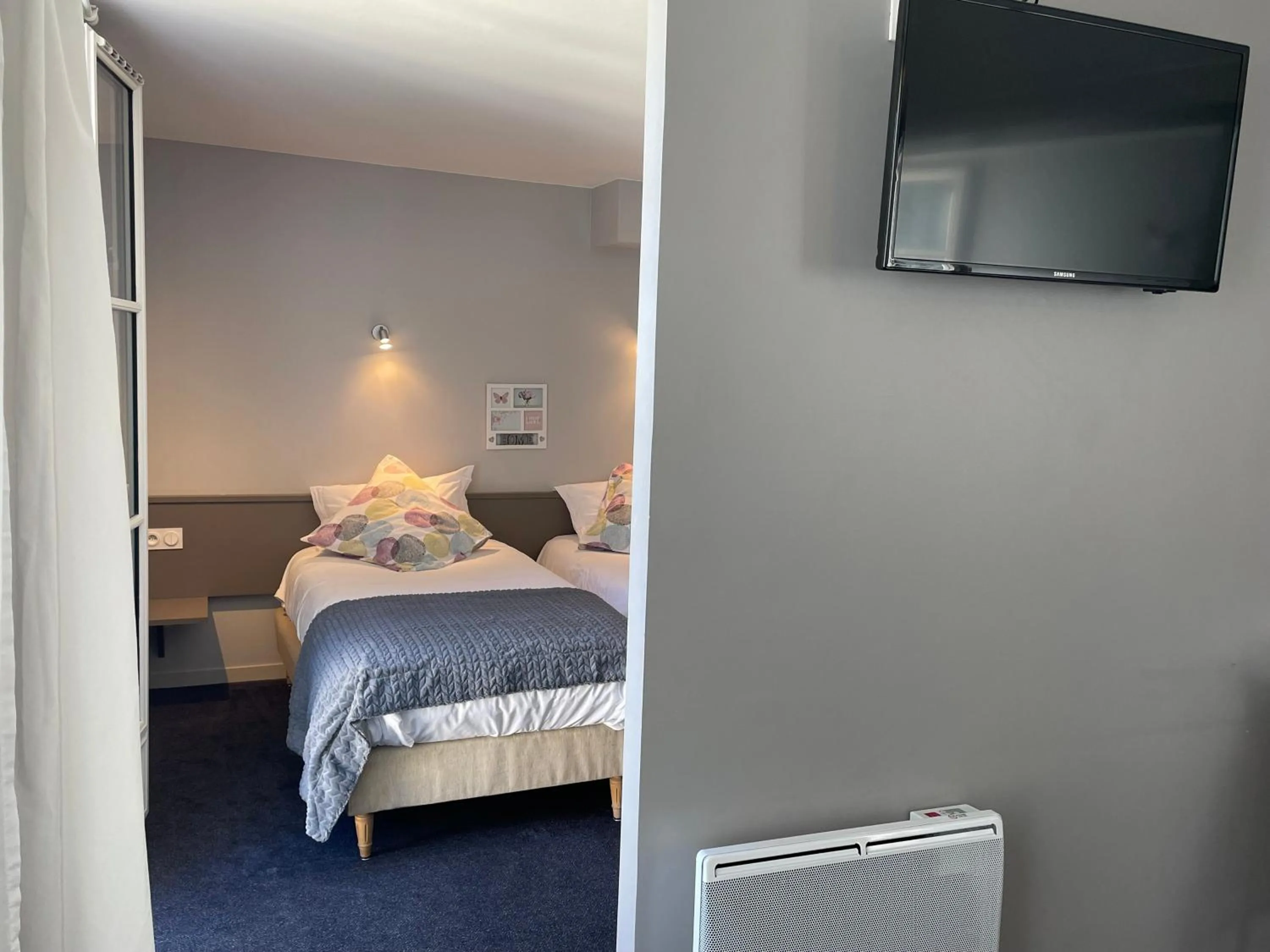 Bed in Logis Hôtel Castel de Mirambel