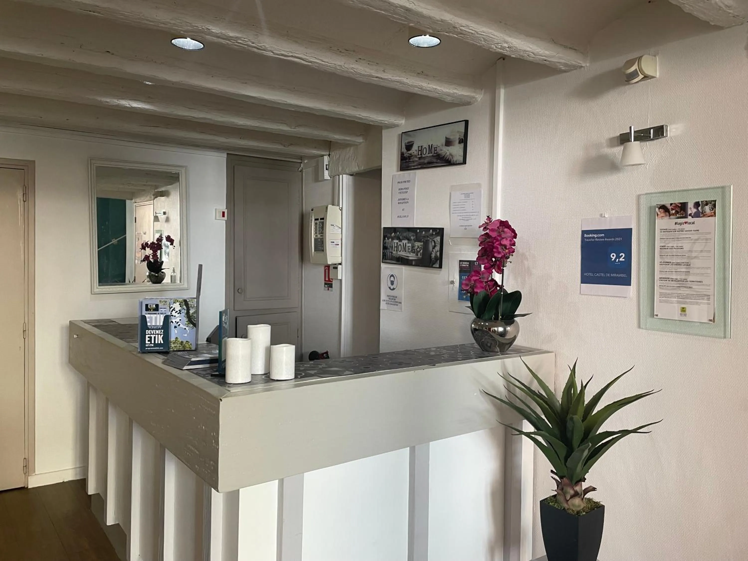 Lobby or reception in Logis Hôtel Castel de Mirambel