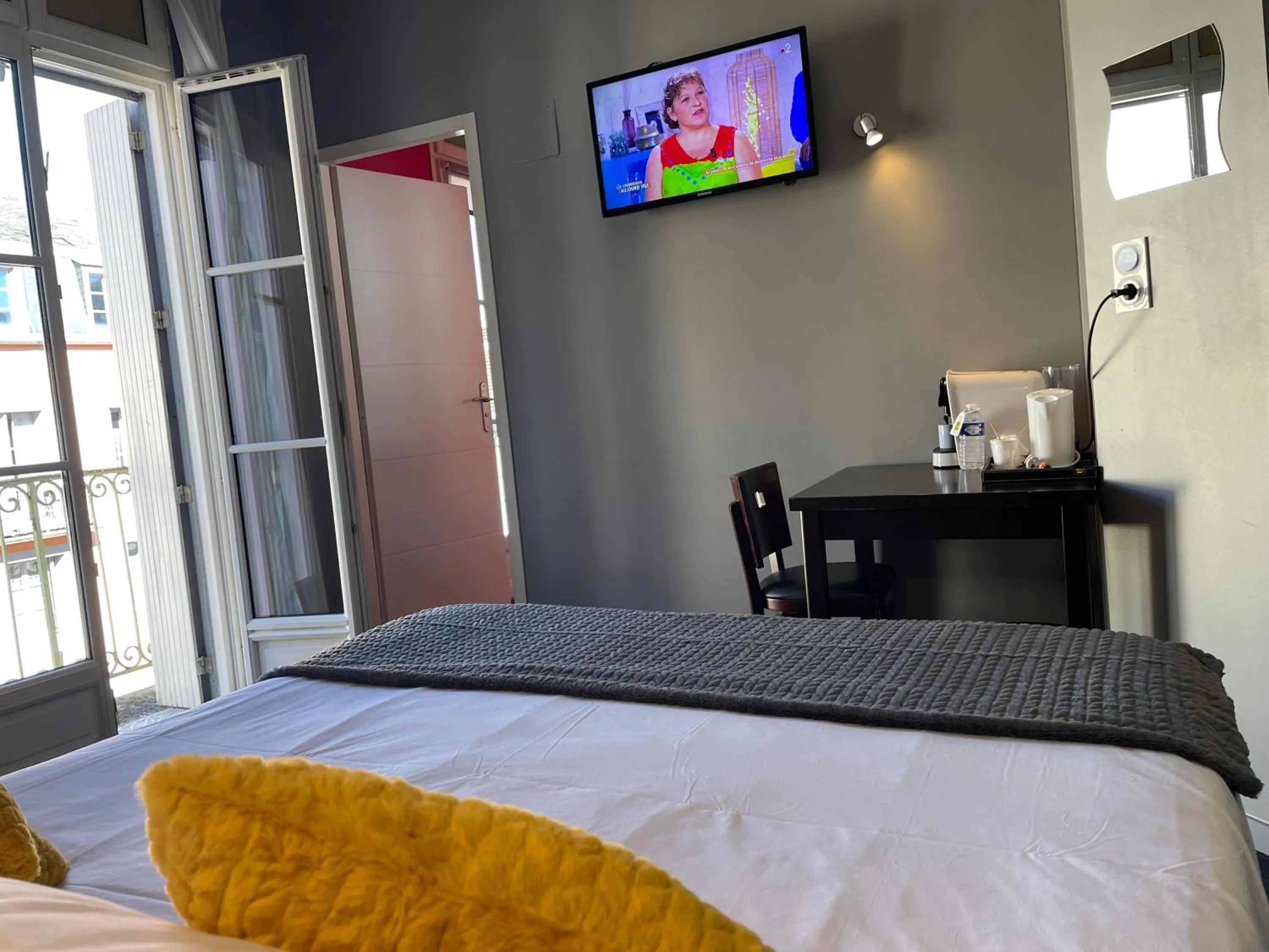 Bed in Logis Hôtel Castel de Mirambel