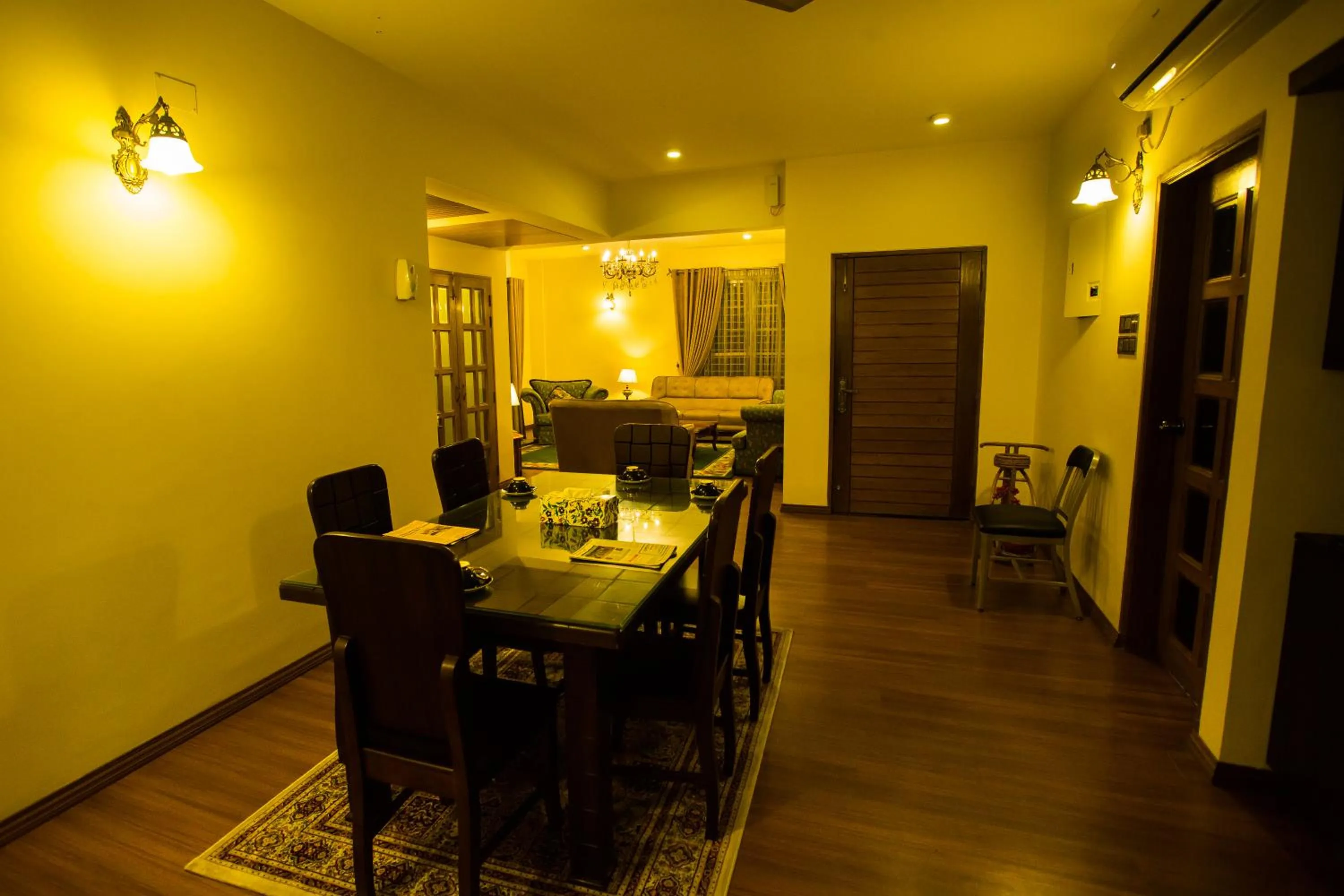 Dining area in Shinepukur Suites
