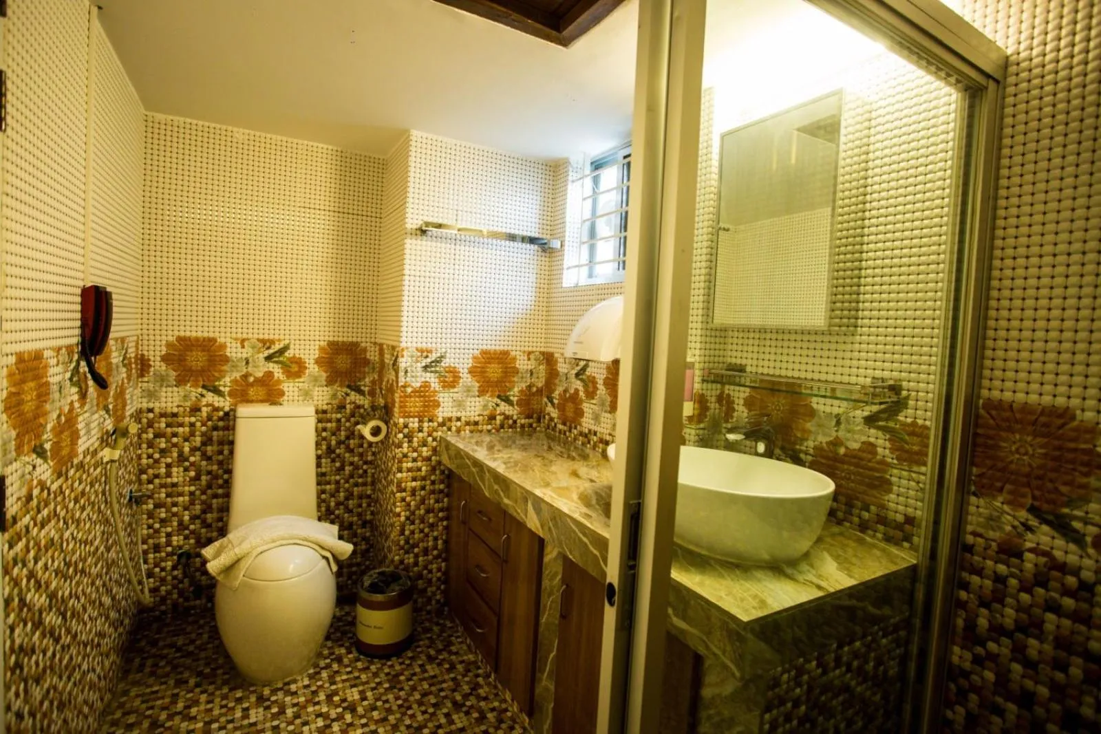 Toilet in Shinepukur Suites