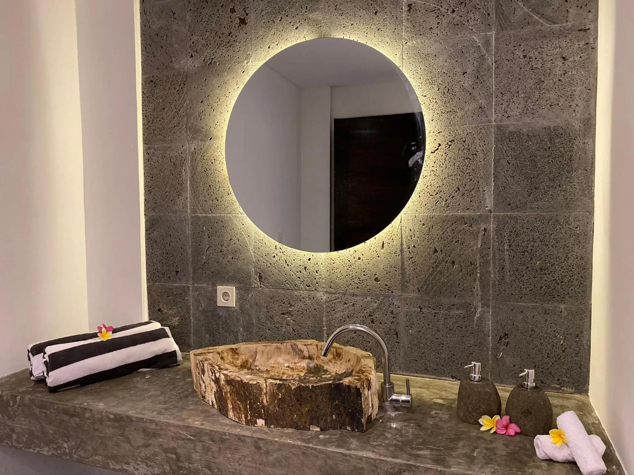 Bathroom in Nero North