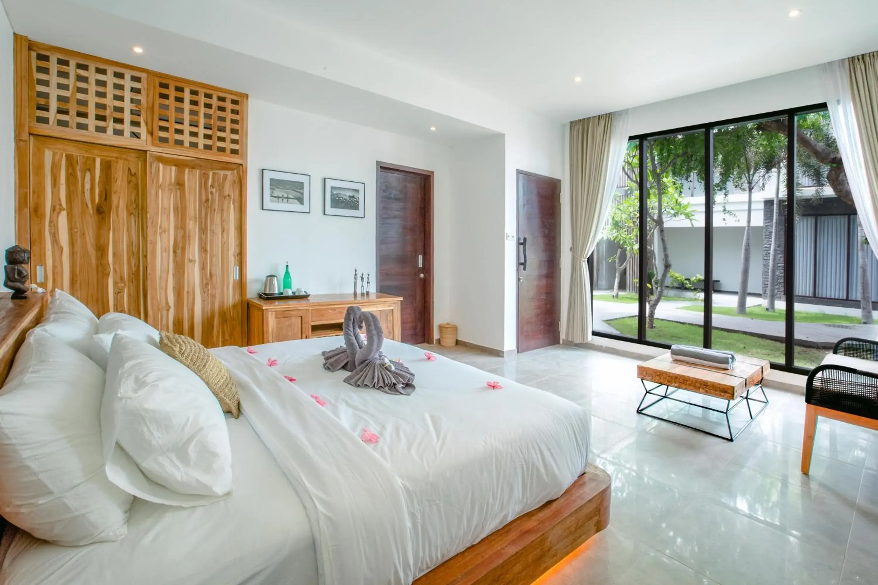 Photo of the whole room, Bed in Nero North Photo of the whole room, Bed in Nero North