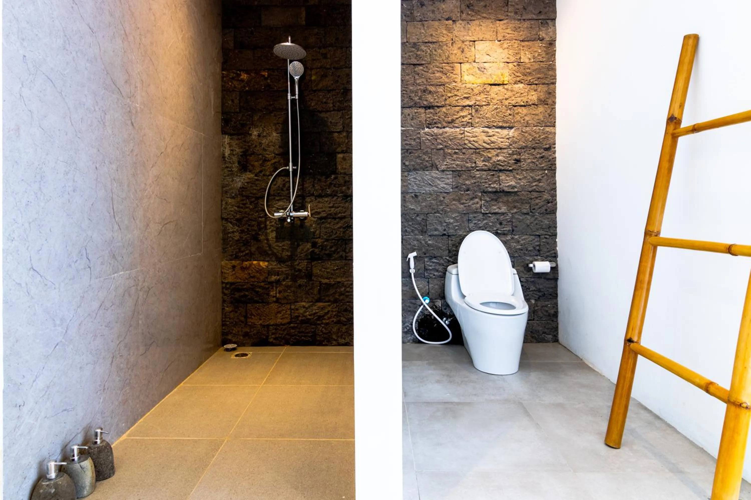 Shower in Nero North