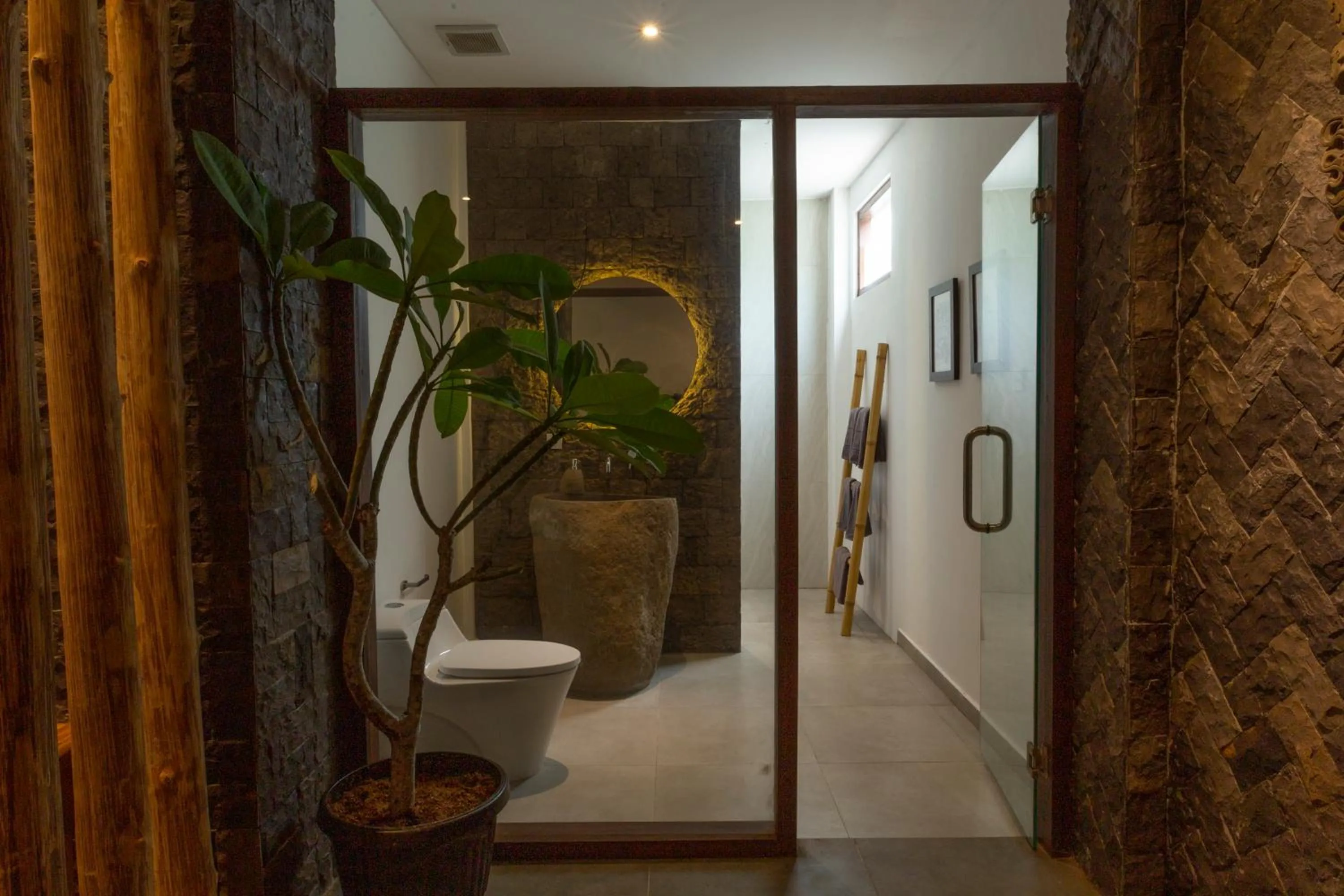 Toilet in Nero North