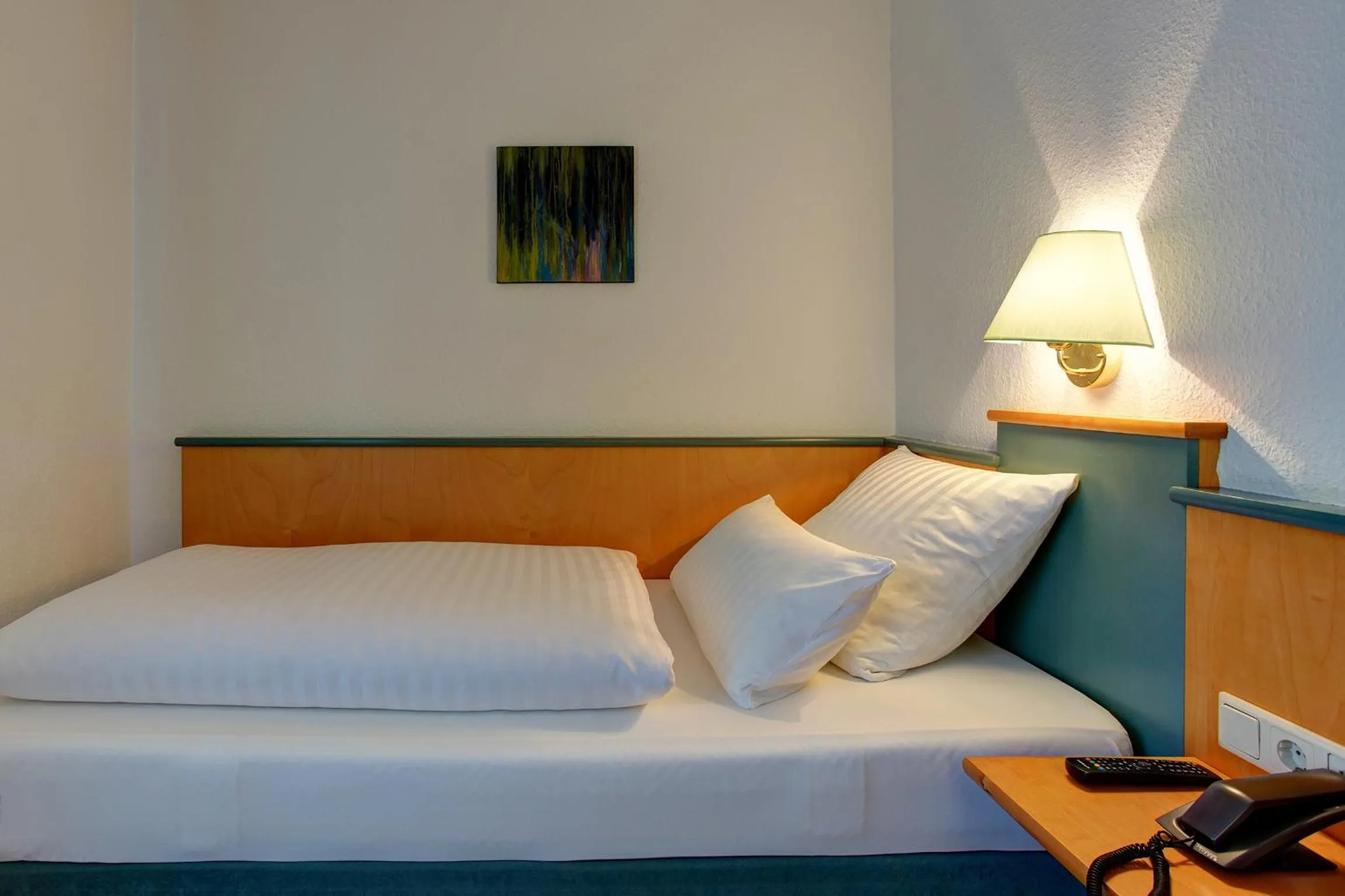 Photo of the whole room, Bed in Sure Hotel by Best Western Ambassador Duesseldorf