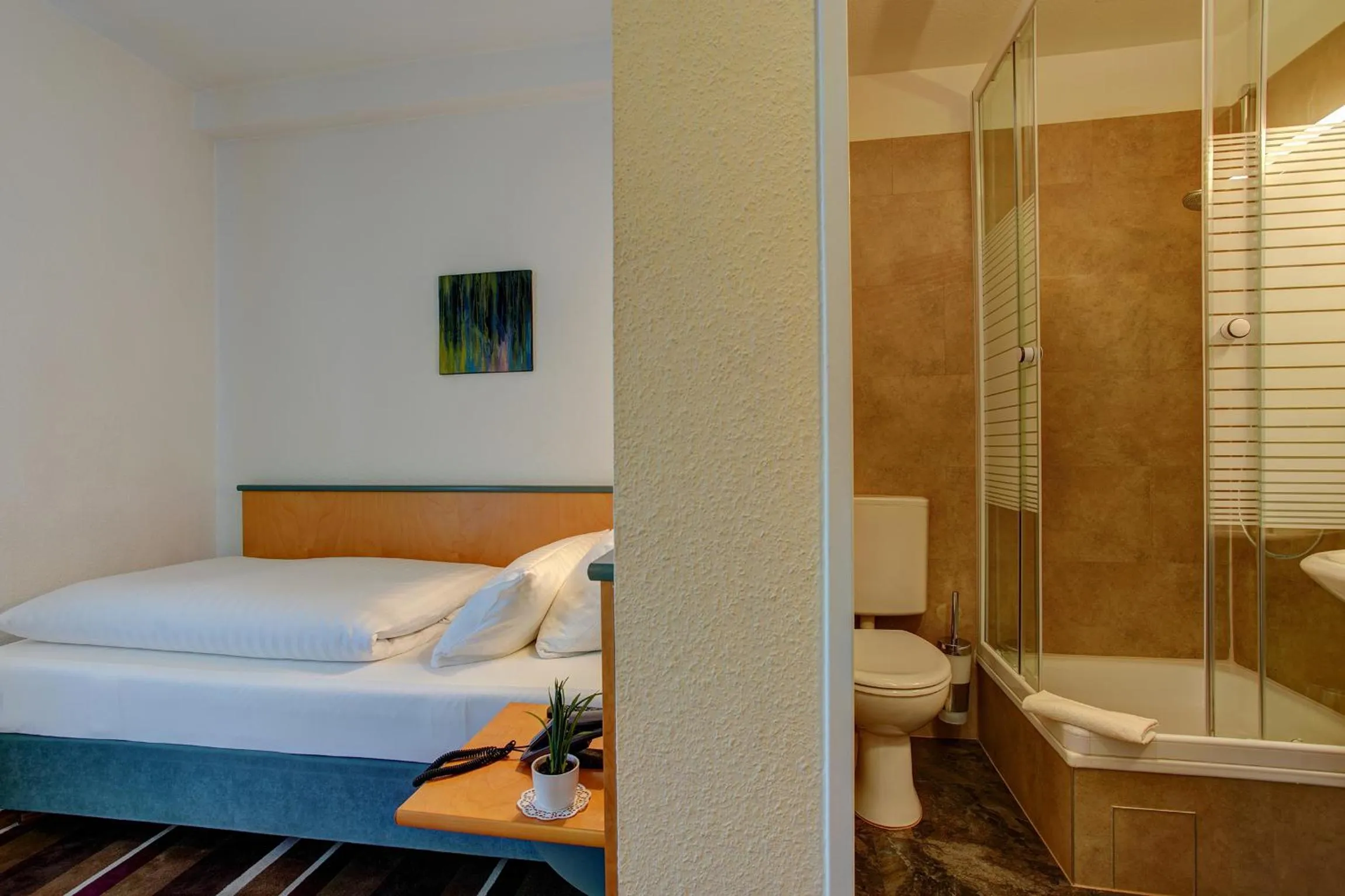 Photo of the whole room, Bed in Sure Hotel by Best Western Ambassador Duesseldorf