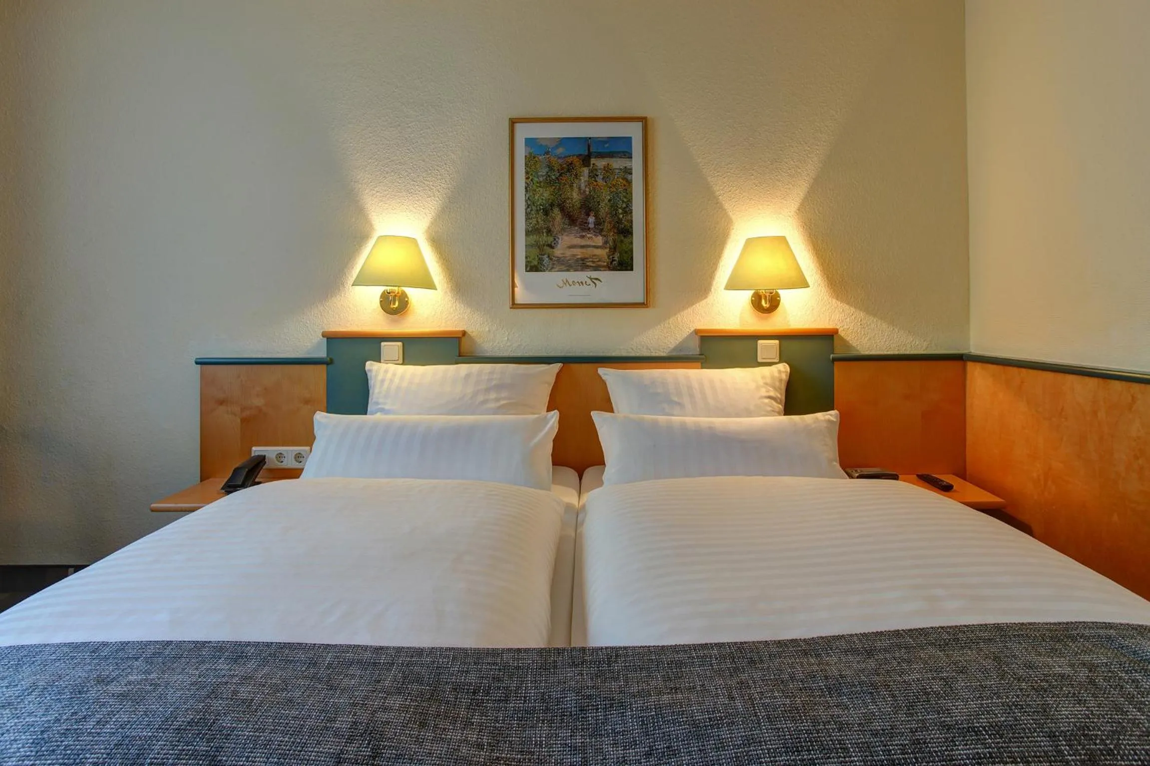 Photo of the whole room, Bed in Sure Hotel by Best Western Ambassador Duesseldorf