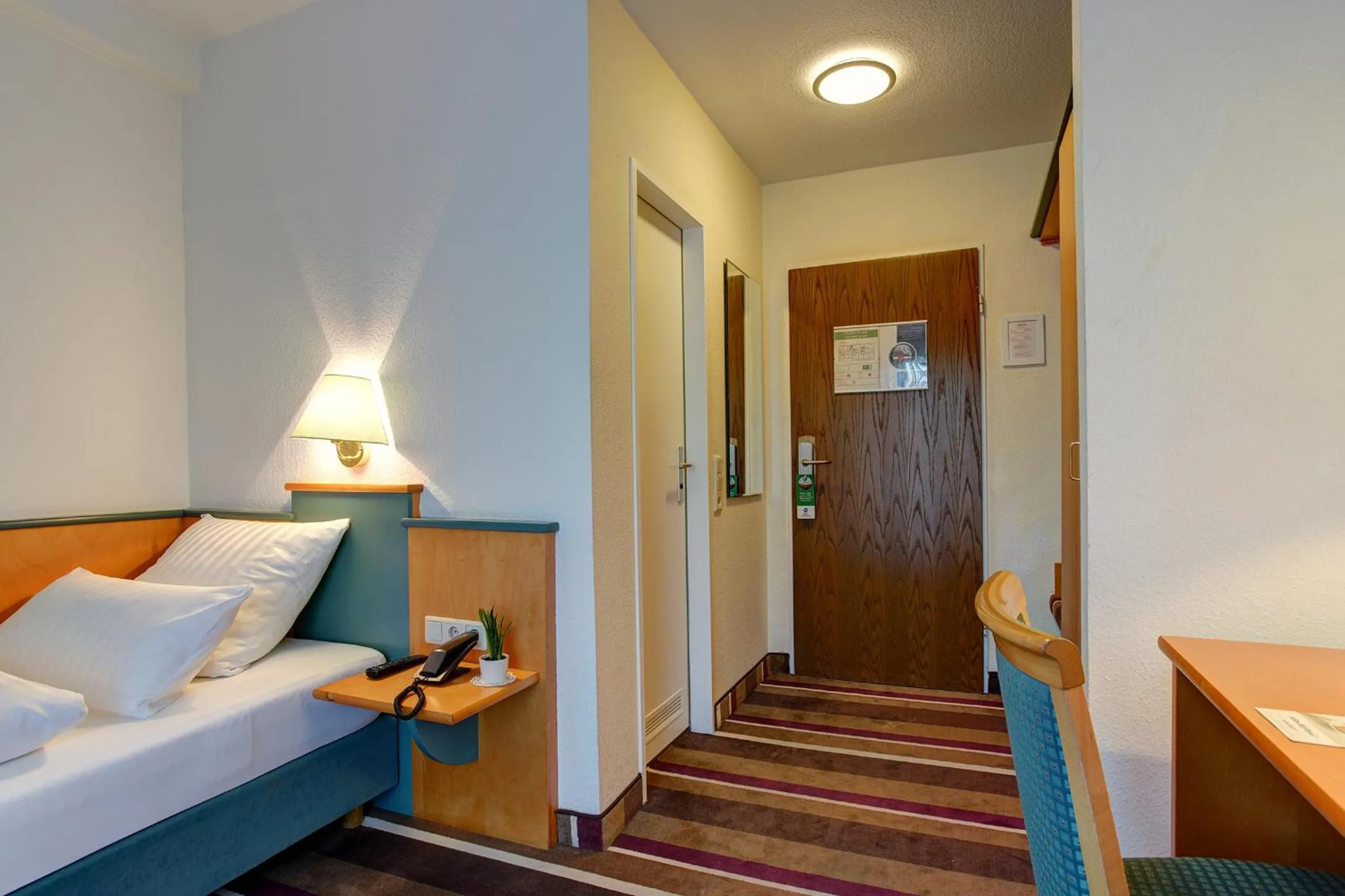 Photo of the whole room, Bed in Sure Hotel by Best Western Ambassador Duesseldorf