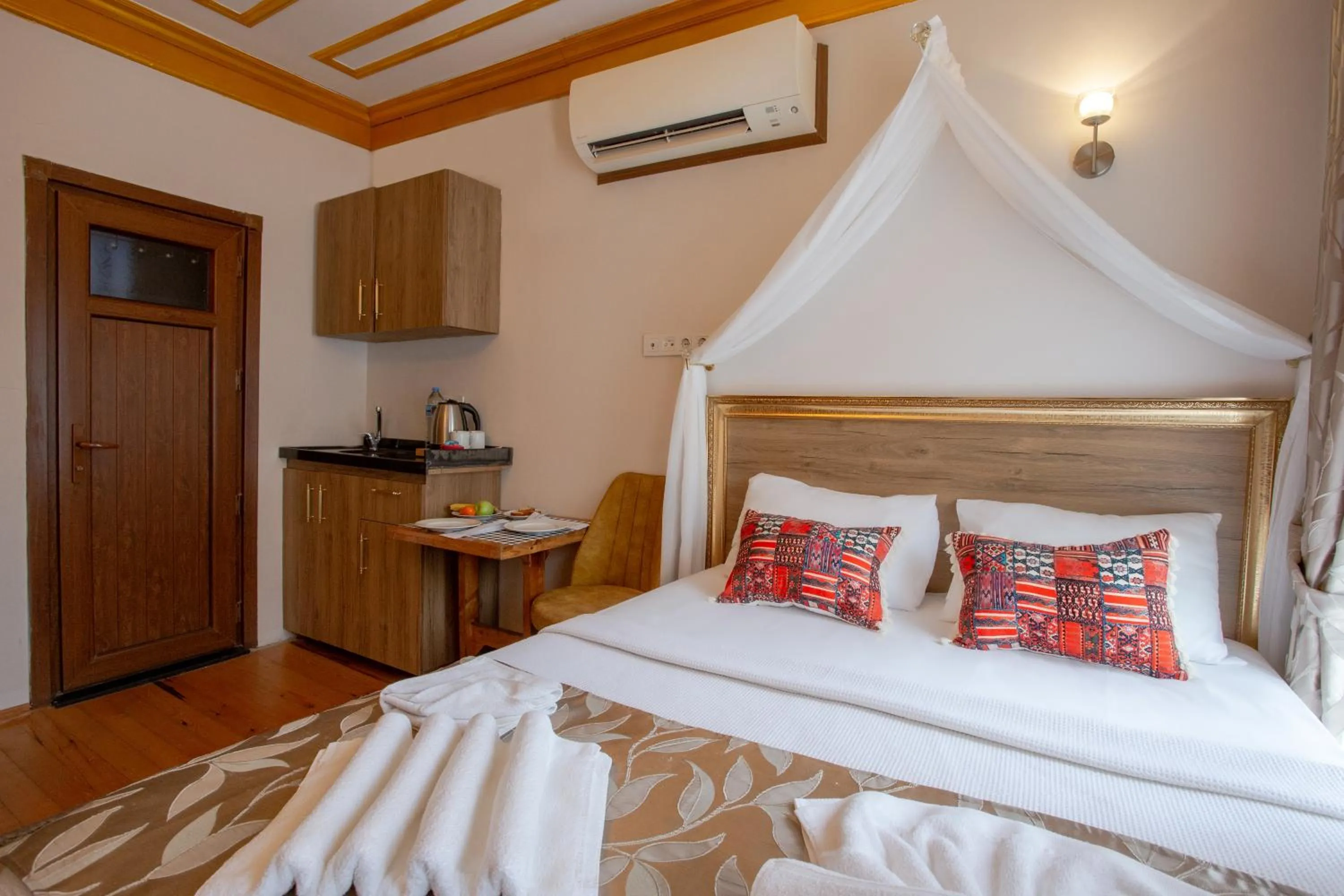 Kitchen or kitchenette, Bed in April Story Apart Hotel