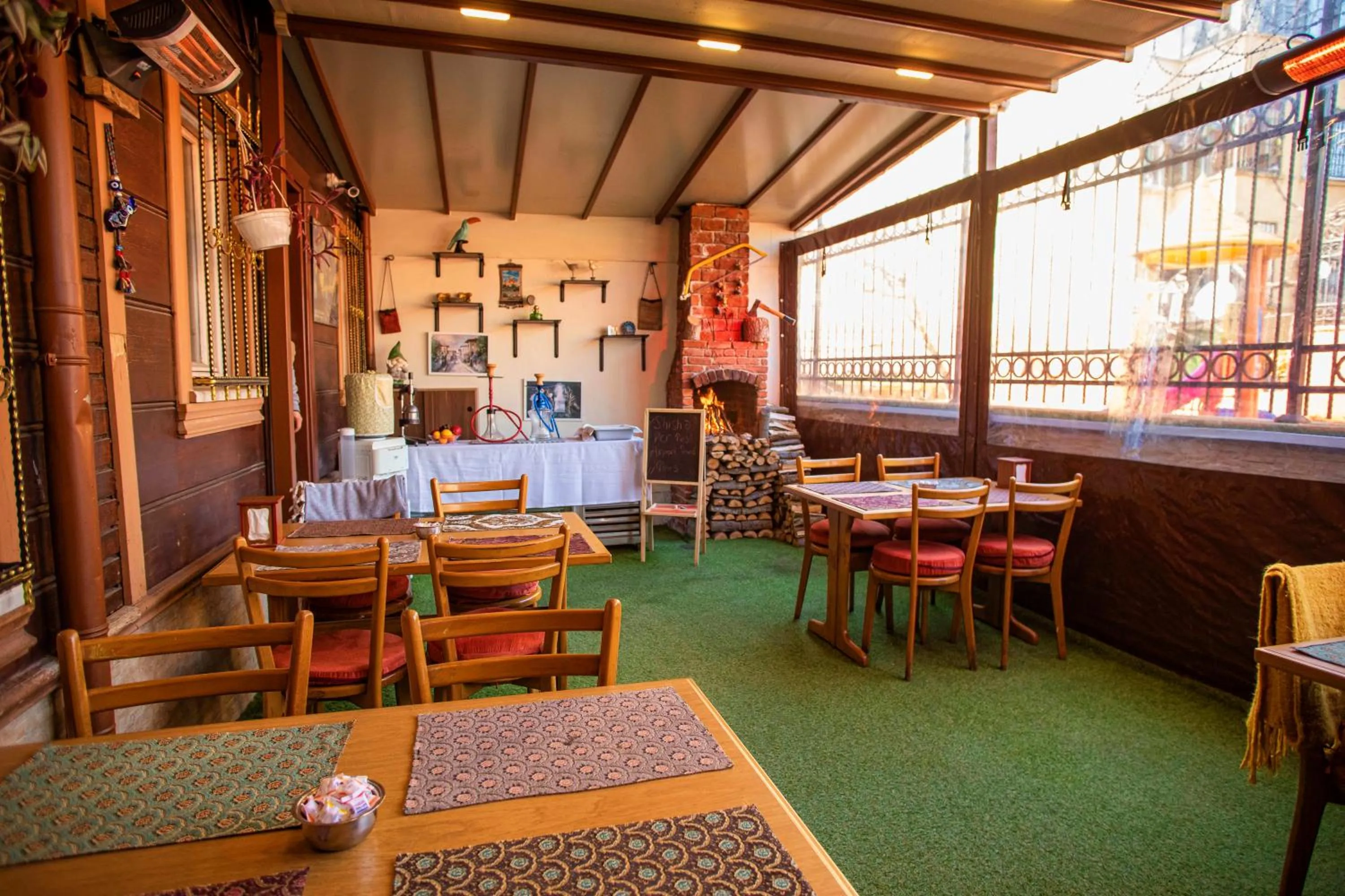 Restaurant/places to eat in April Story Apart Hotel