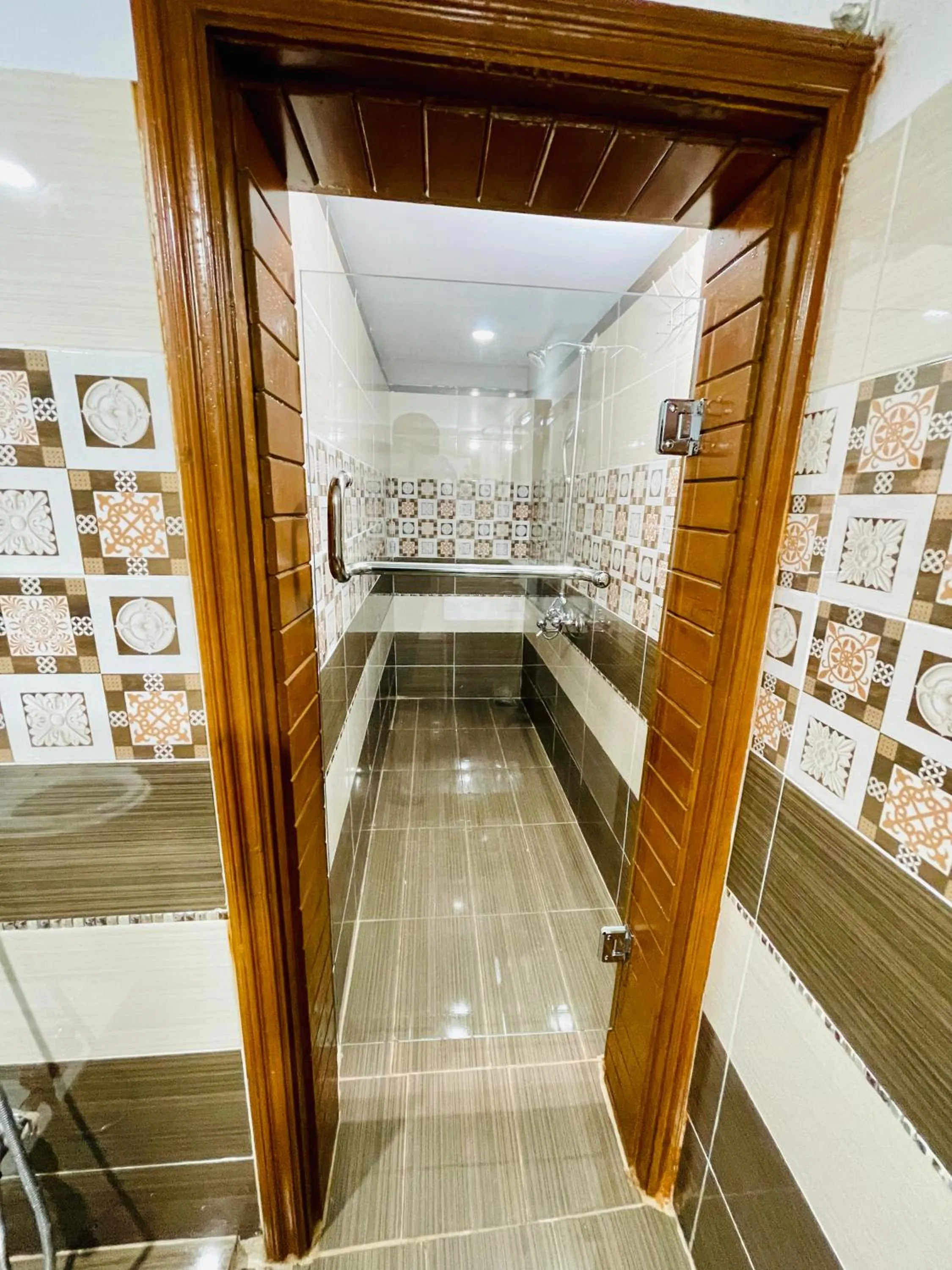 Shower in Hotel Serena Palace