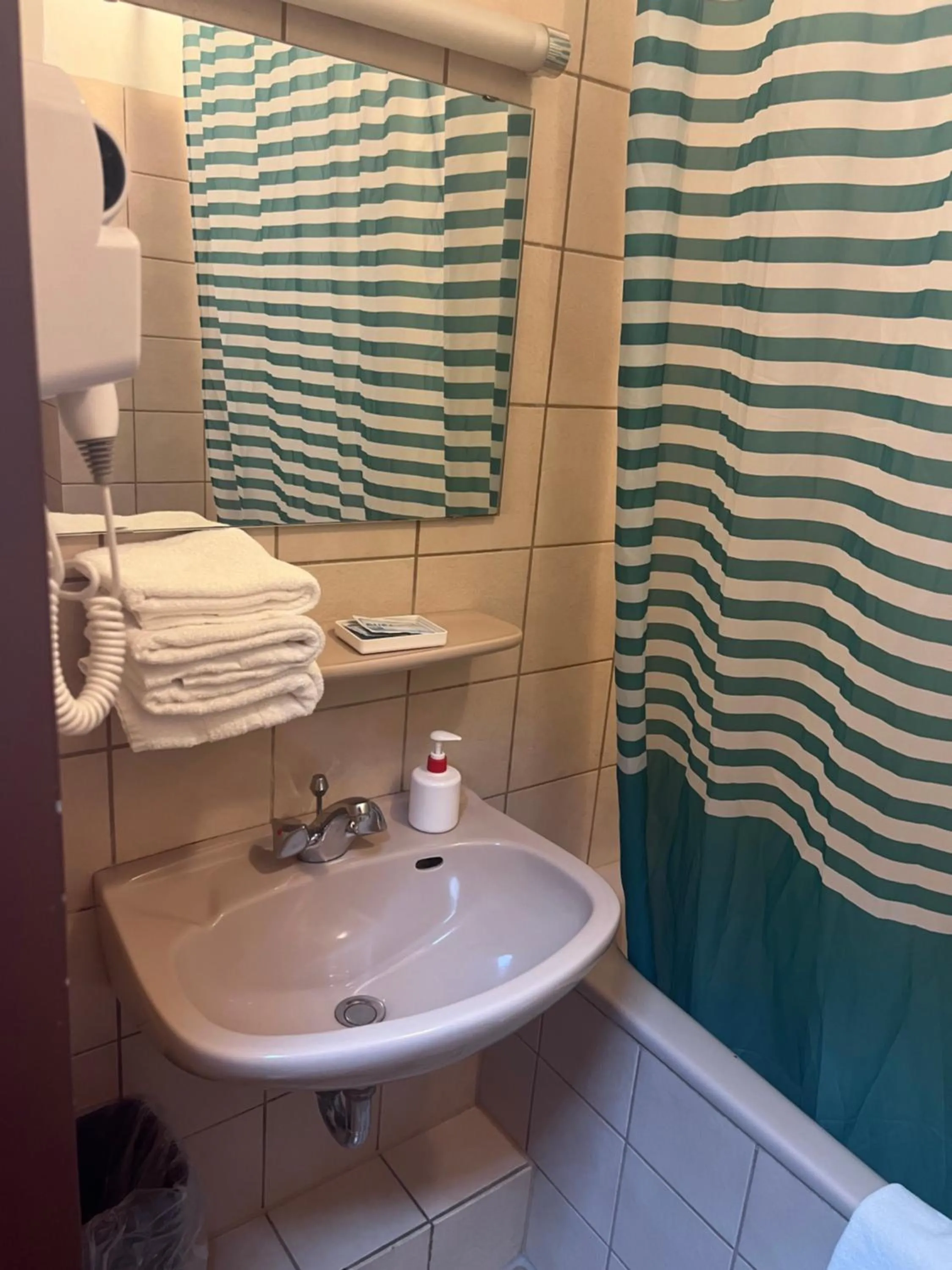 Bath in Hotel Am Flughafen