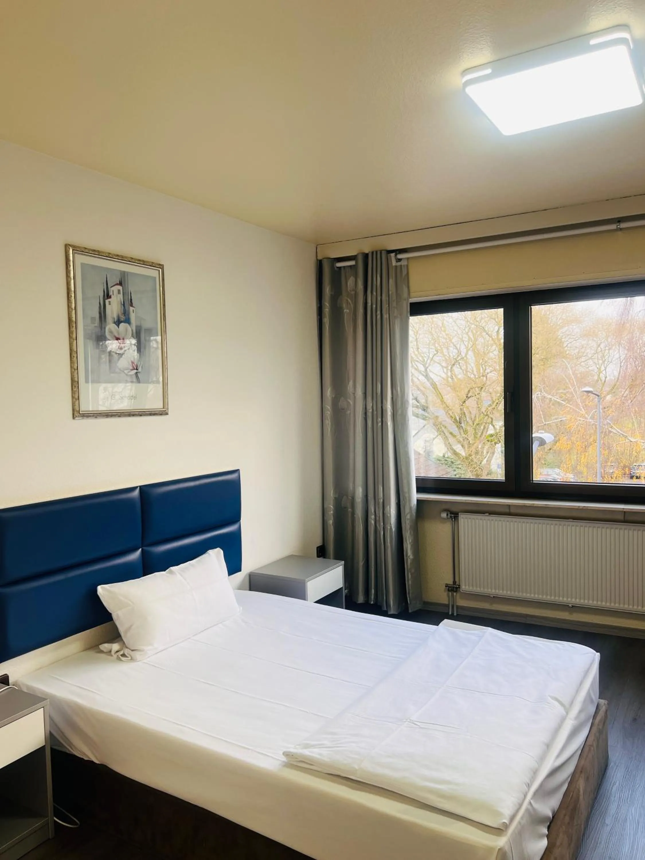 Photo of the whole room, Bed in Hotel Am Flughafen