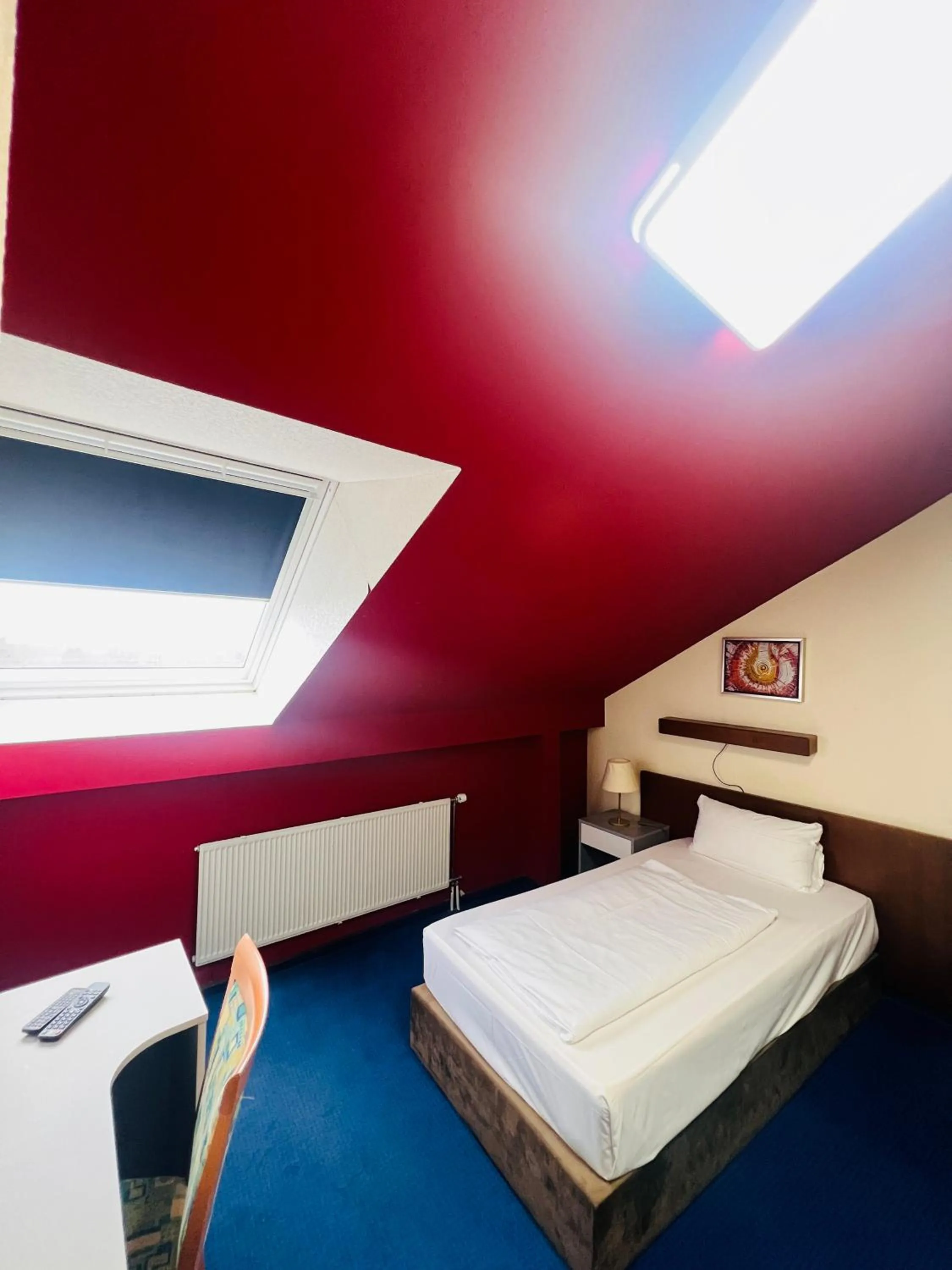 Photo of the whole room, Bed in Hotel Am Flughafen