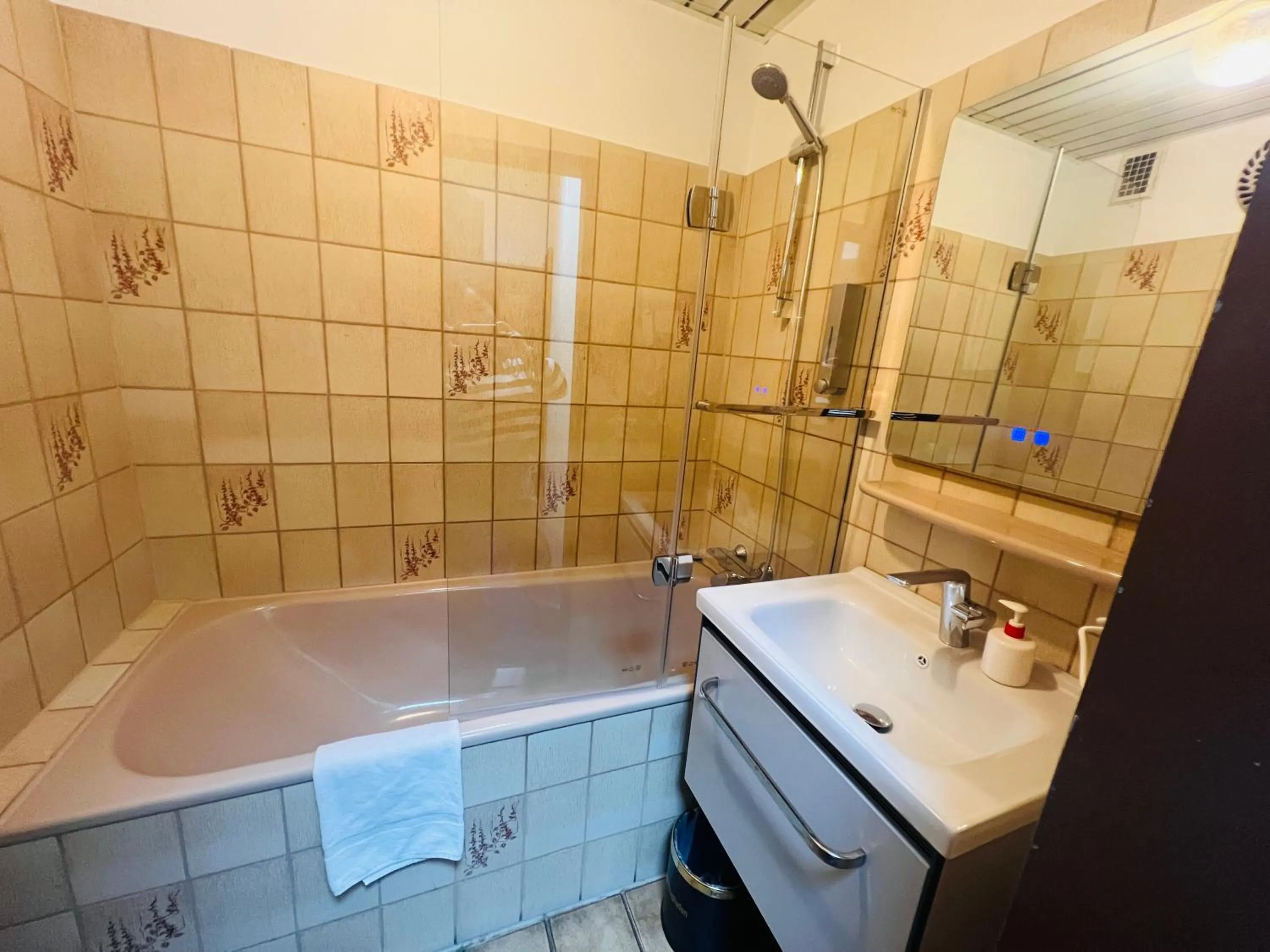 Bathroom in Hotel Am Flughafen