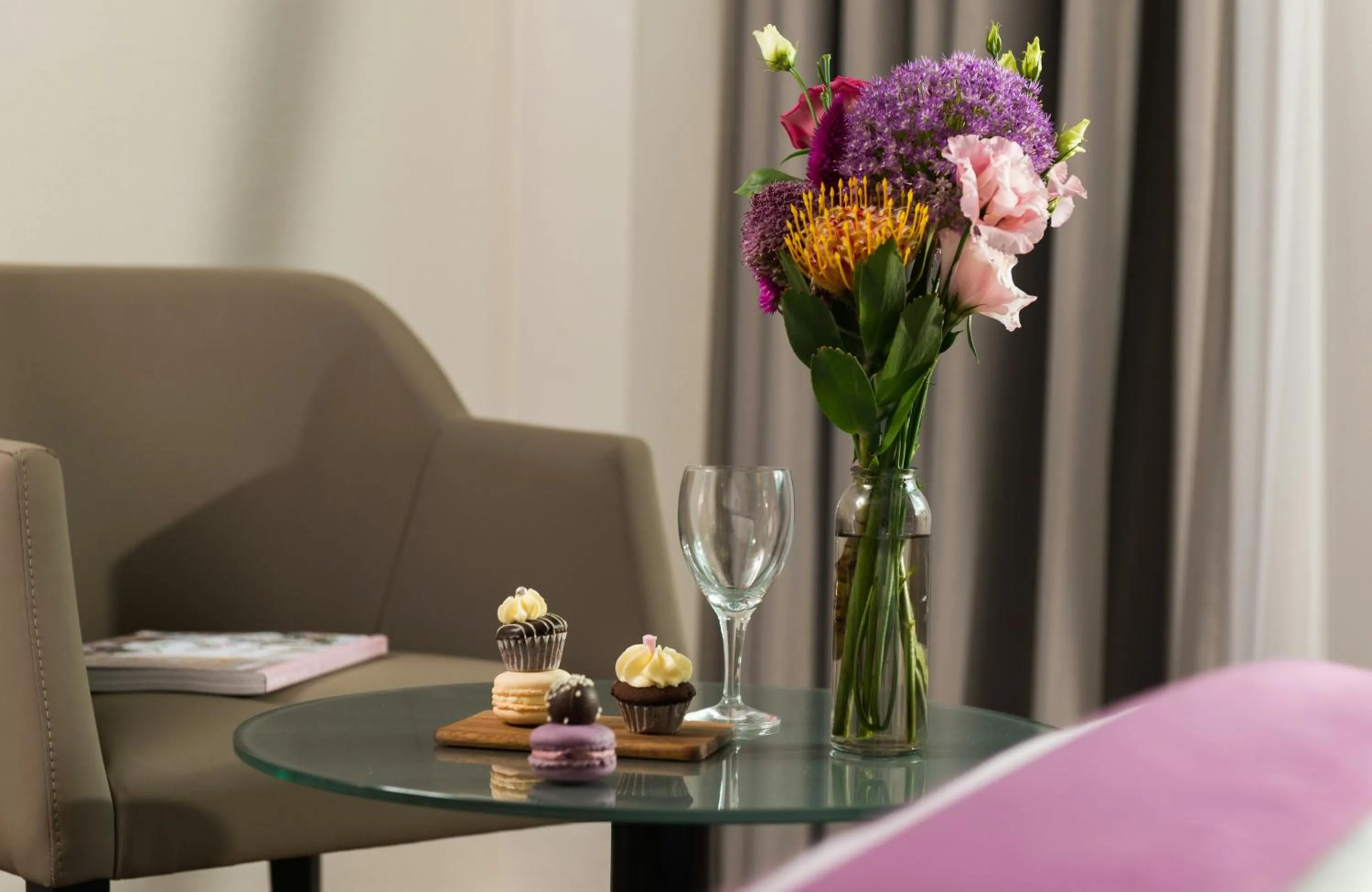 Photo of the whole room in Leonardo Hotel Düsseldorf City Center