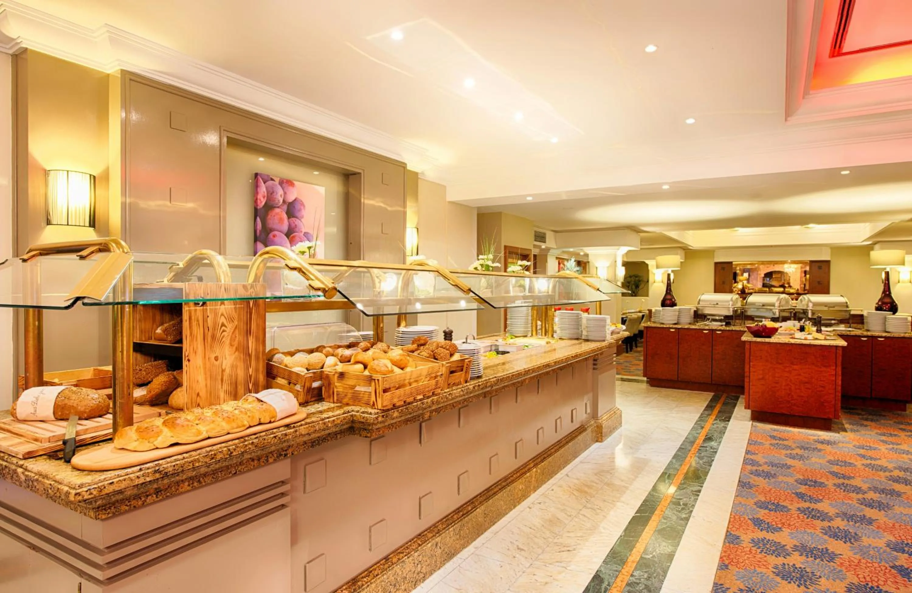 Buffet breakfast in Leonardo Hotel Düsseldorf City Center