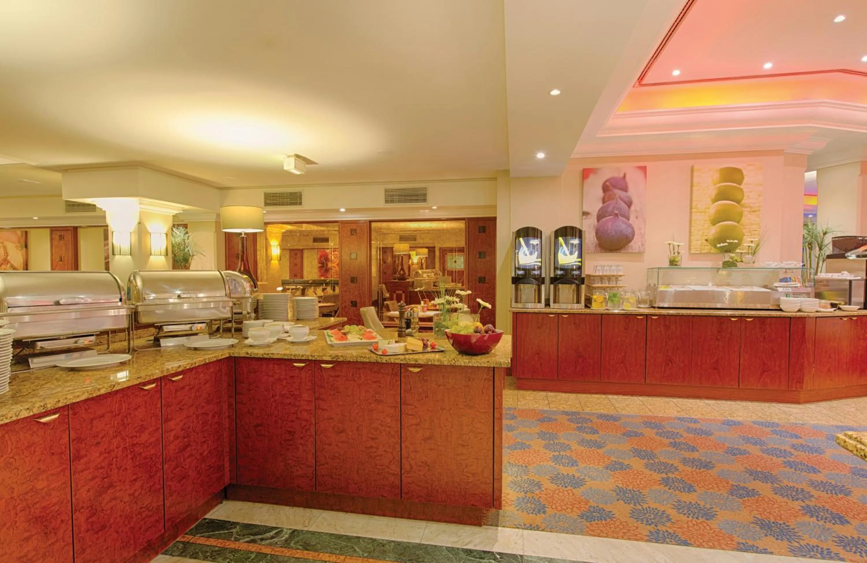 Buffet breakfast in Leonardo Hotel Düsseldorf City Center