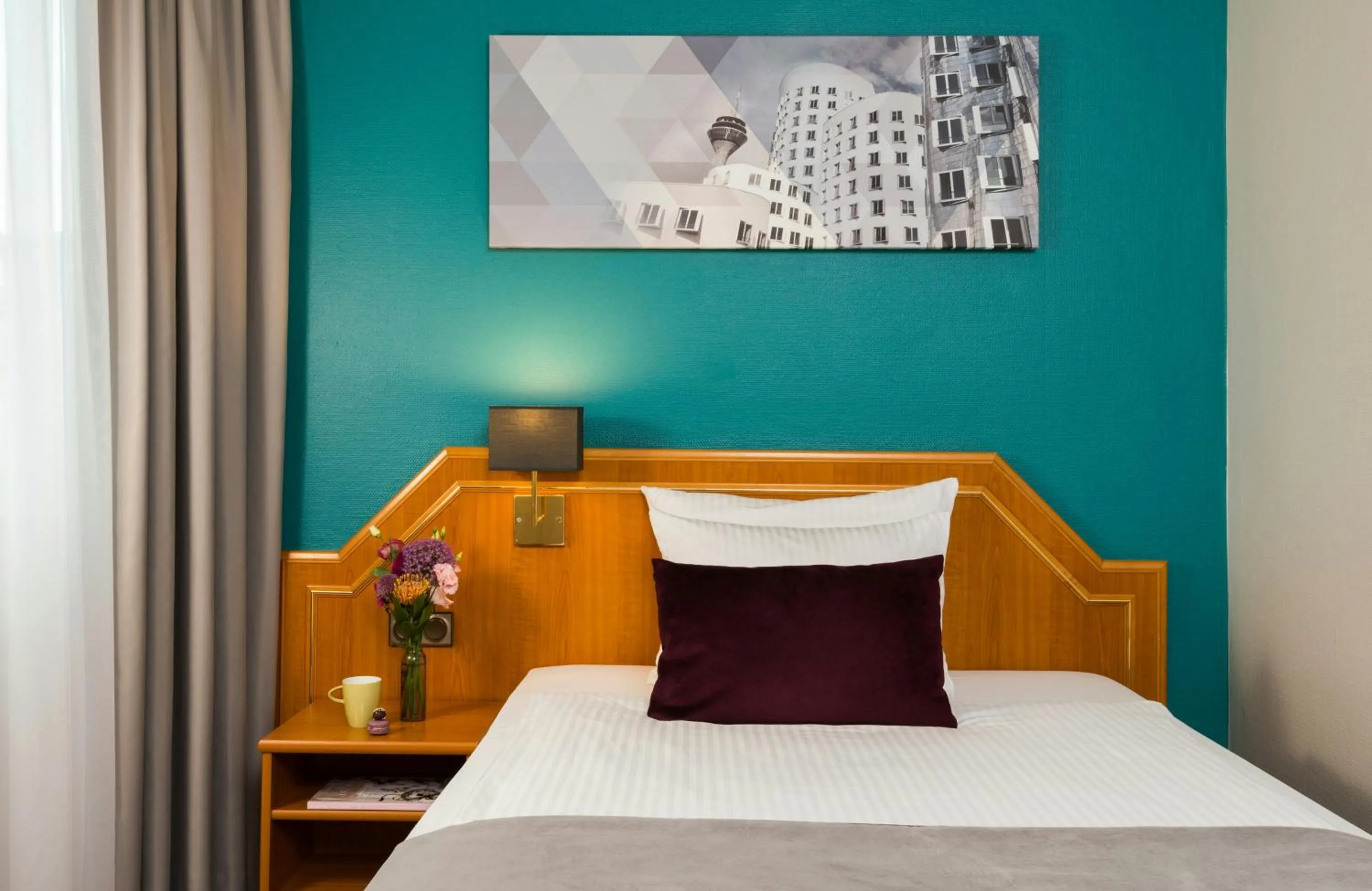 Other, Bed in Leonardo Hotel Düsseldorf City Center