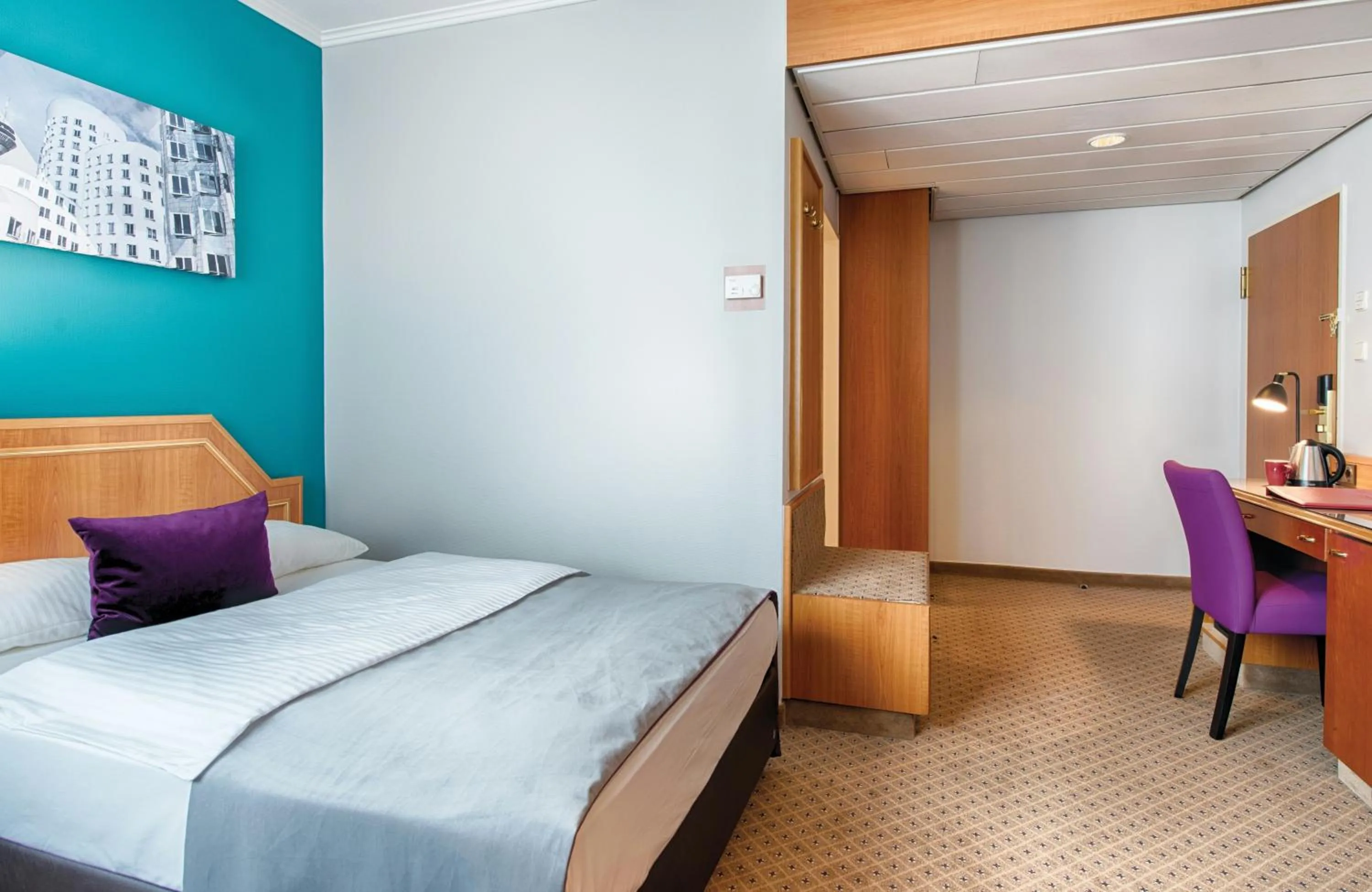 Photo of the whole room, Bed in Leonardo Hotel Düsseldorf City Center