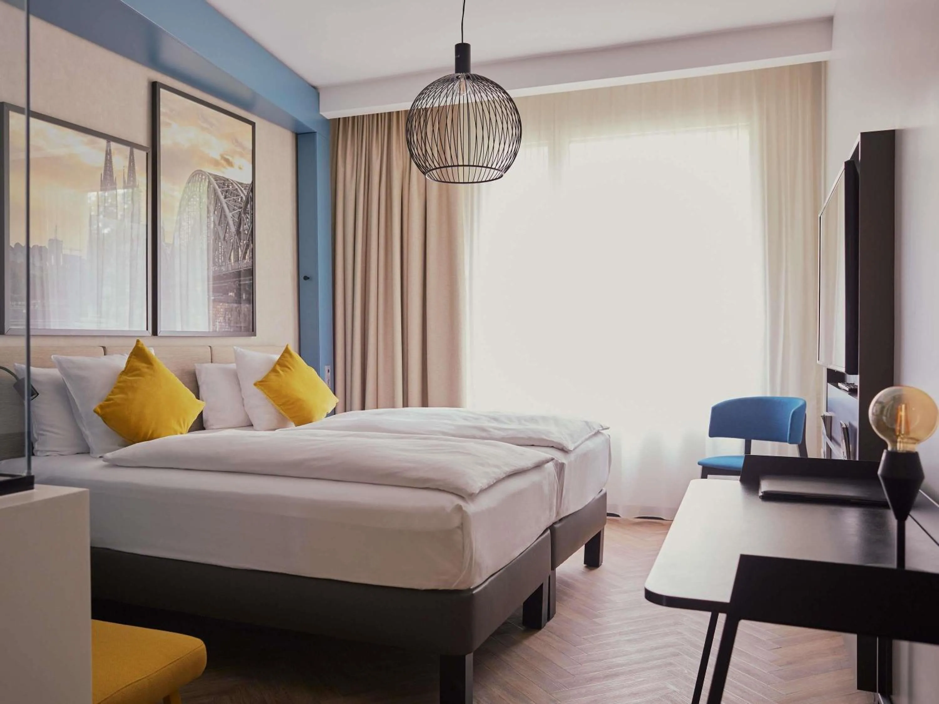 Property building, Bed in Hotel Mondial am Dom Cologne MGallery