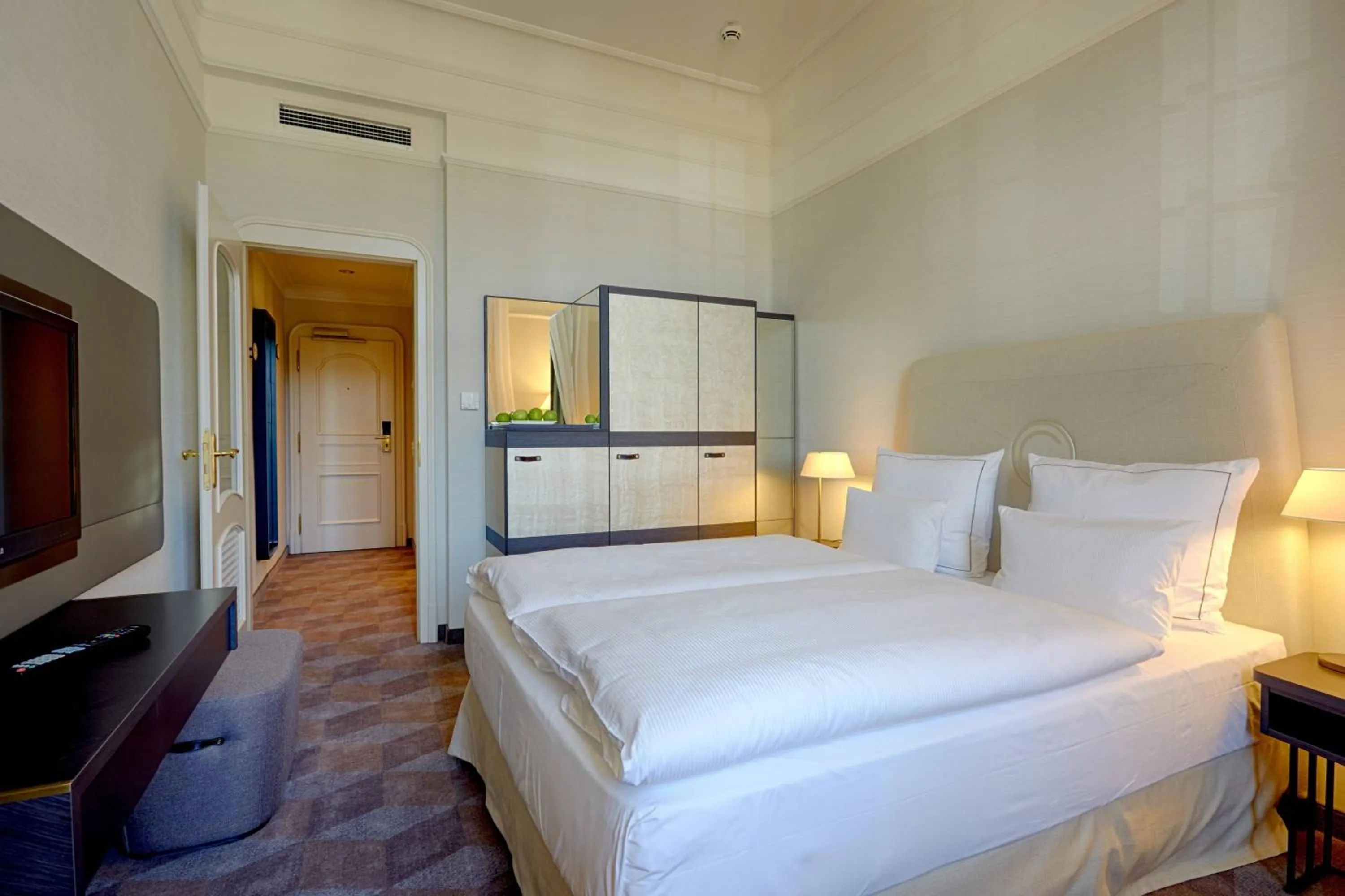 Photo of the whole room, Bed in Gewandhaus Dresden, Autograph Collection