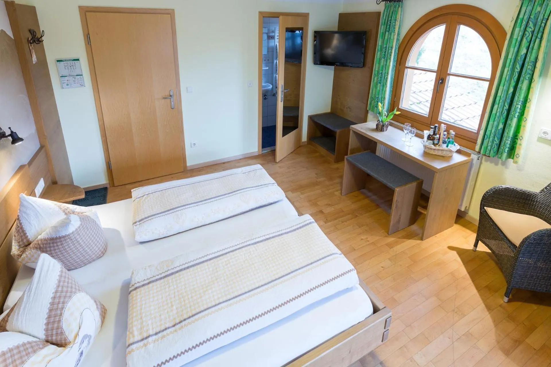 Bed in Hotel und Apartements im Forellenbach