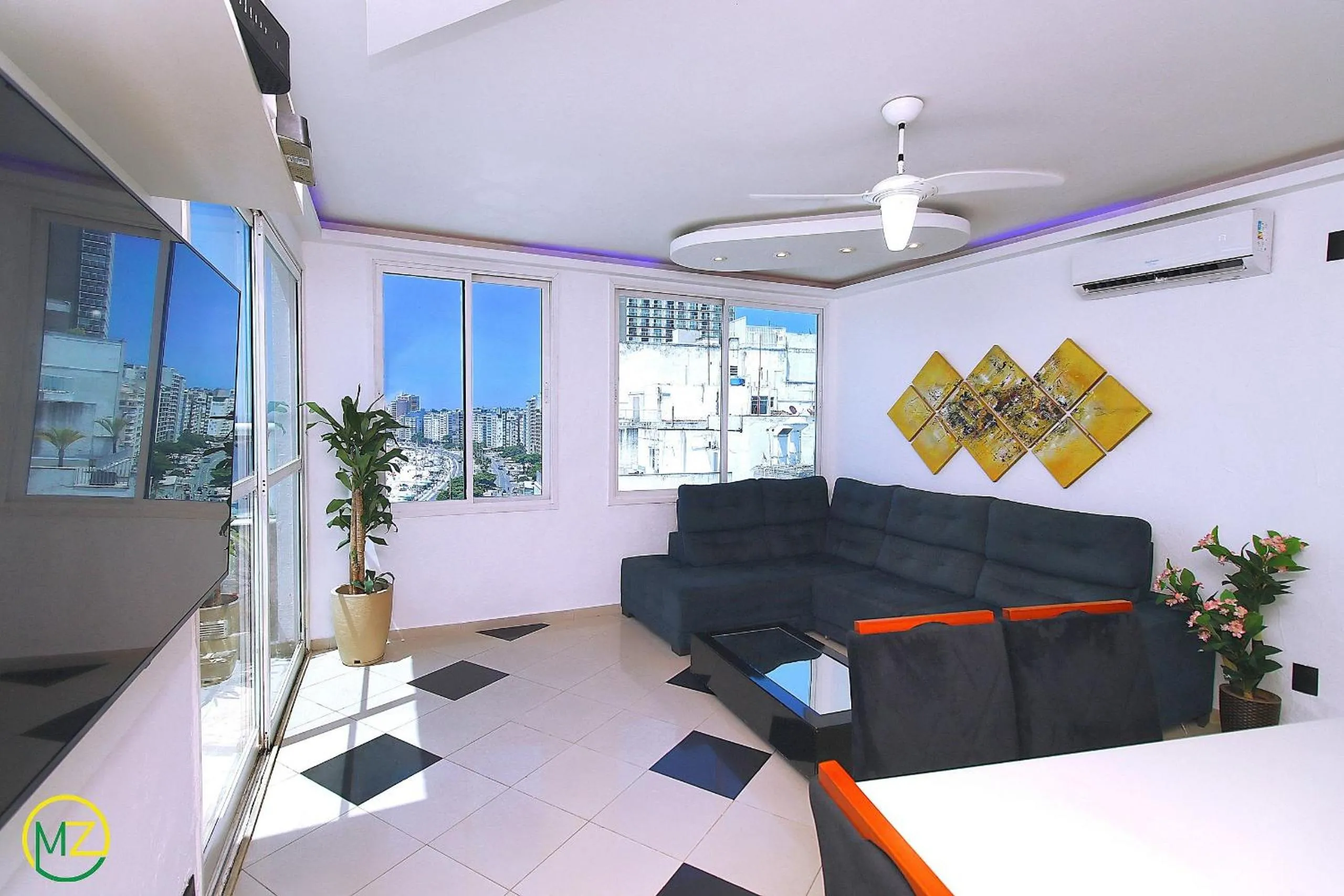 Amazing penthouse with jacuzzi & frontal sea view